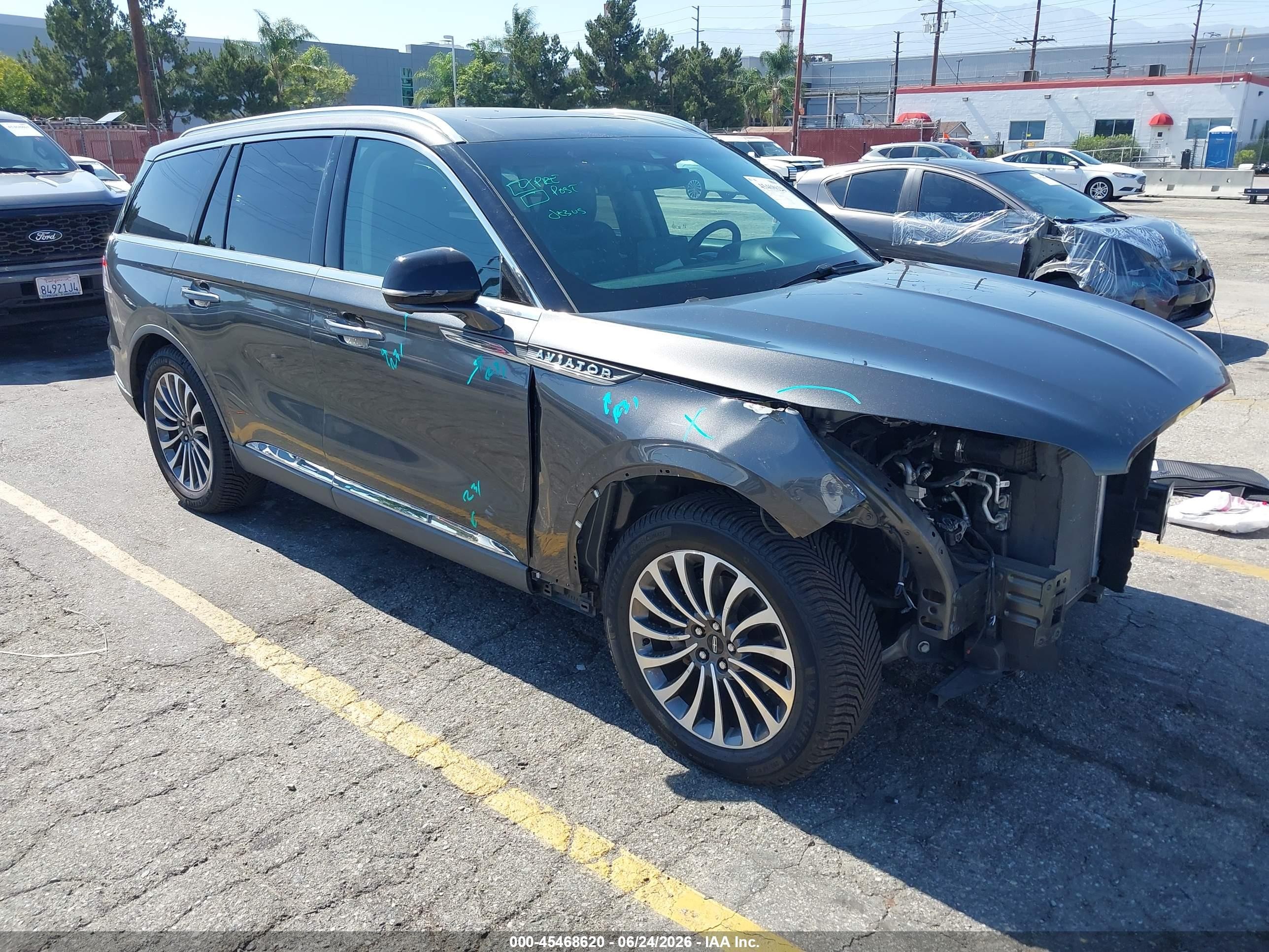 2020 Lincoln Aviator Reserve, VIN 5LM5J7WC9LGL17146 — Front end