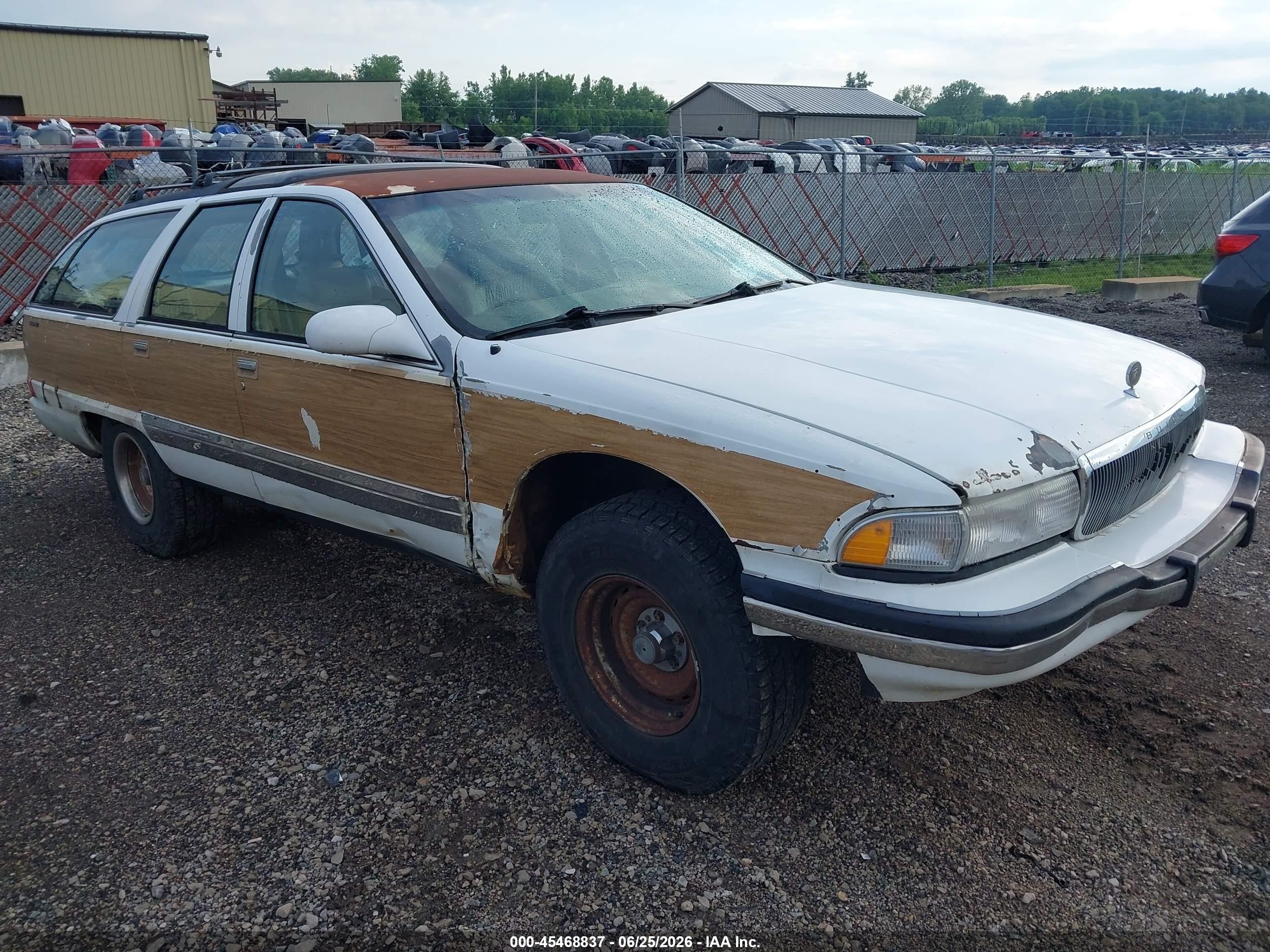 1996 Buick Roadmaster Estate Collectors Edition, VIN 1G4BR82P8TR413044 — Normal wear