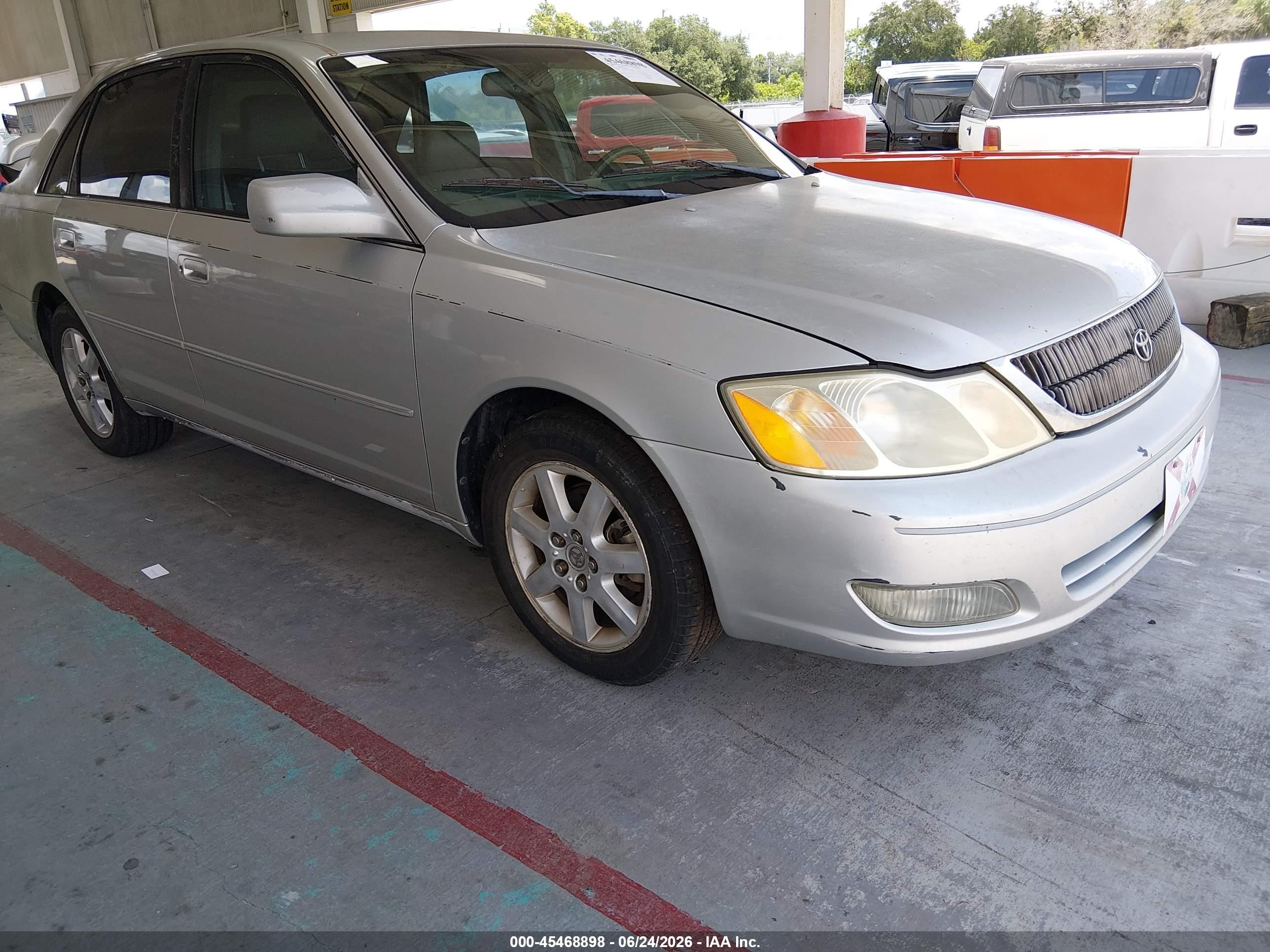 2001 Toyota Avalon XLS, VIN 4T1BF28BX1U171448 — Rear end
