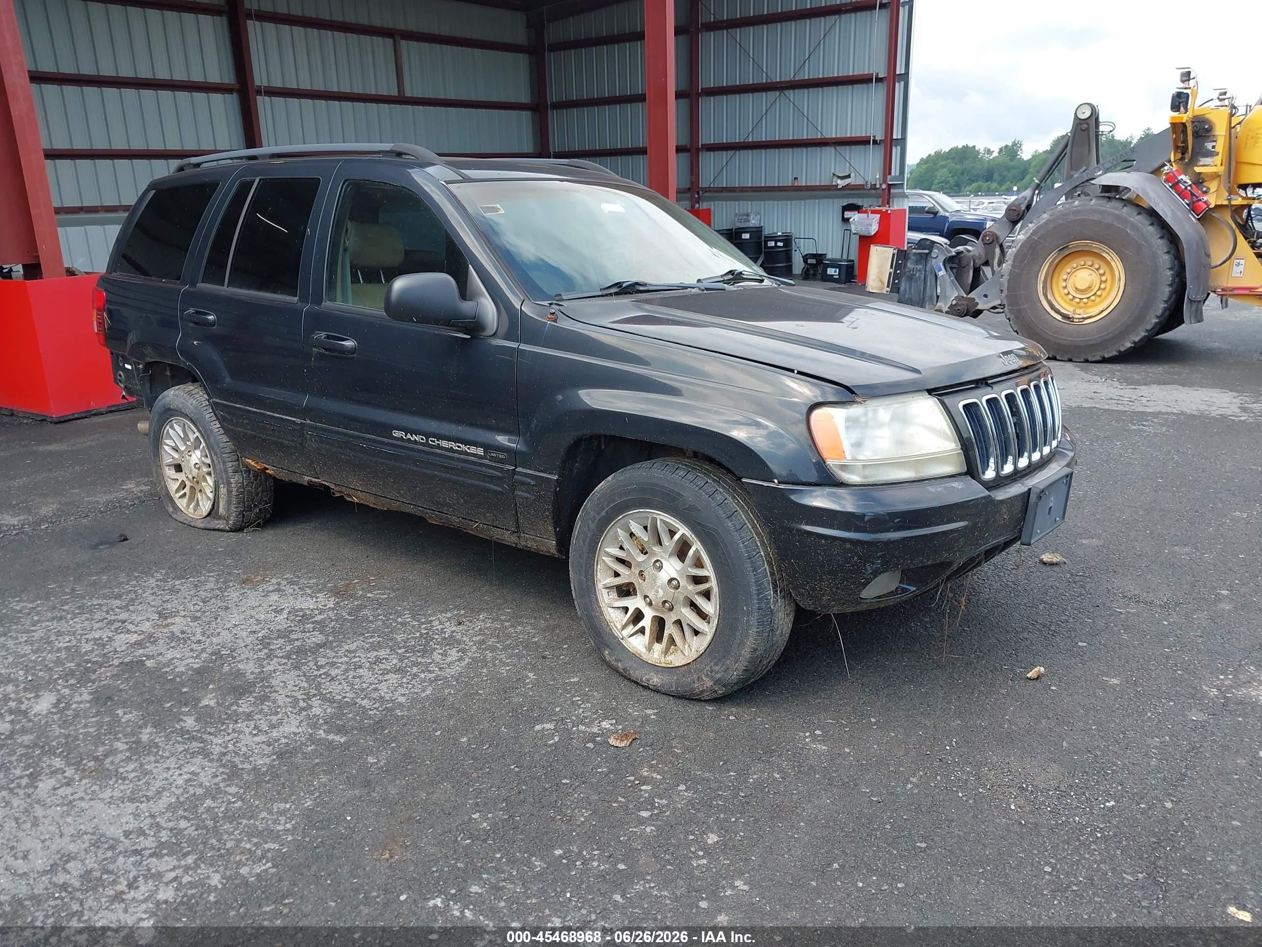 2002 Jeep Grand Cherokee Limited, VIN 1J4GW58N92C313019 — Rear end