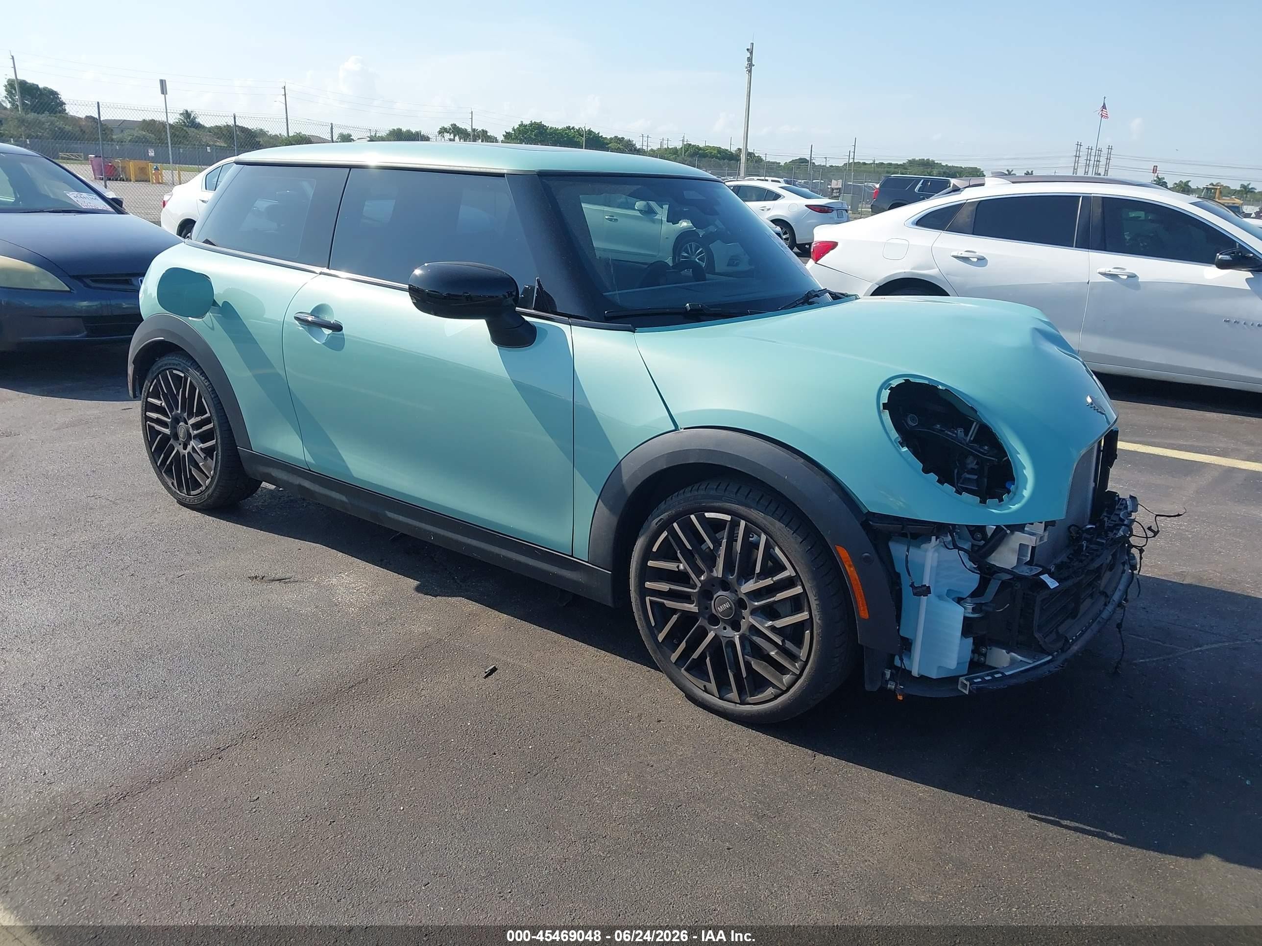 2025 MINI Hardtop Cooper S, VIN WMW23GD02S2W13681 — По всему кузову