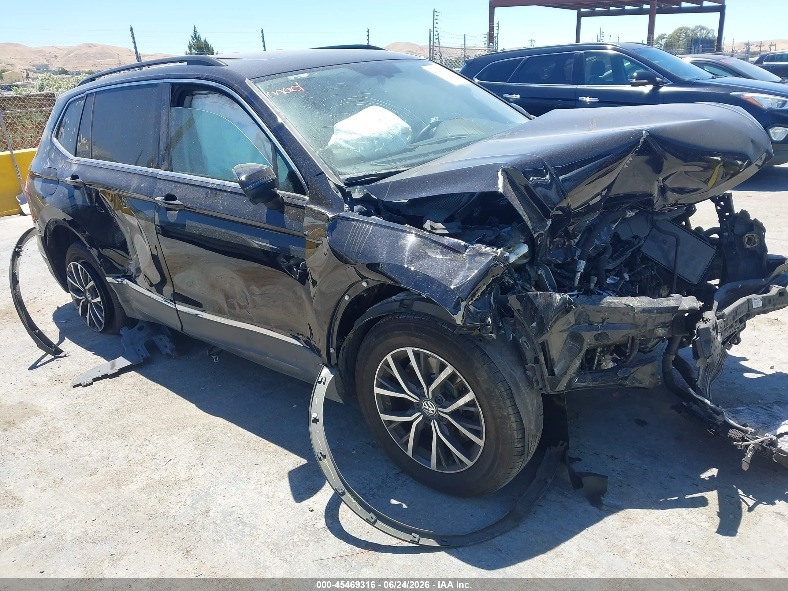 2020 Volkswagen Tiguan SE, VIN 3VV3B7AX3LM045321 — Front end