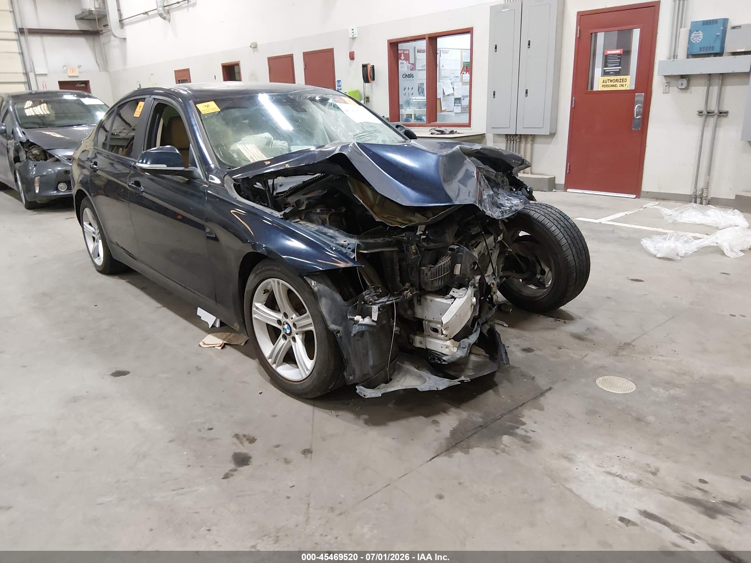 2014 BMW 3 Series 320i xDrive, VIN WBA3C3C59EF983758 — Front end