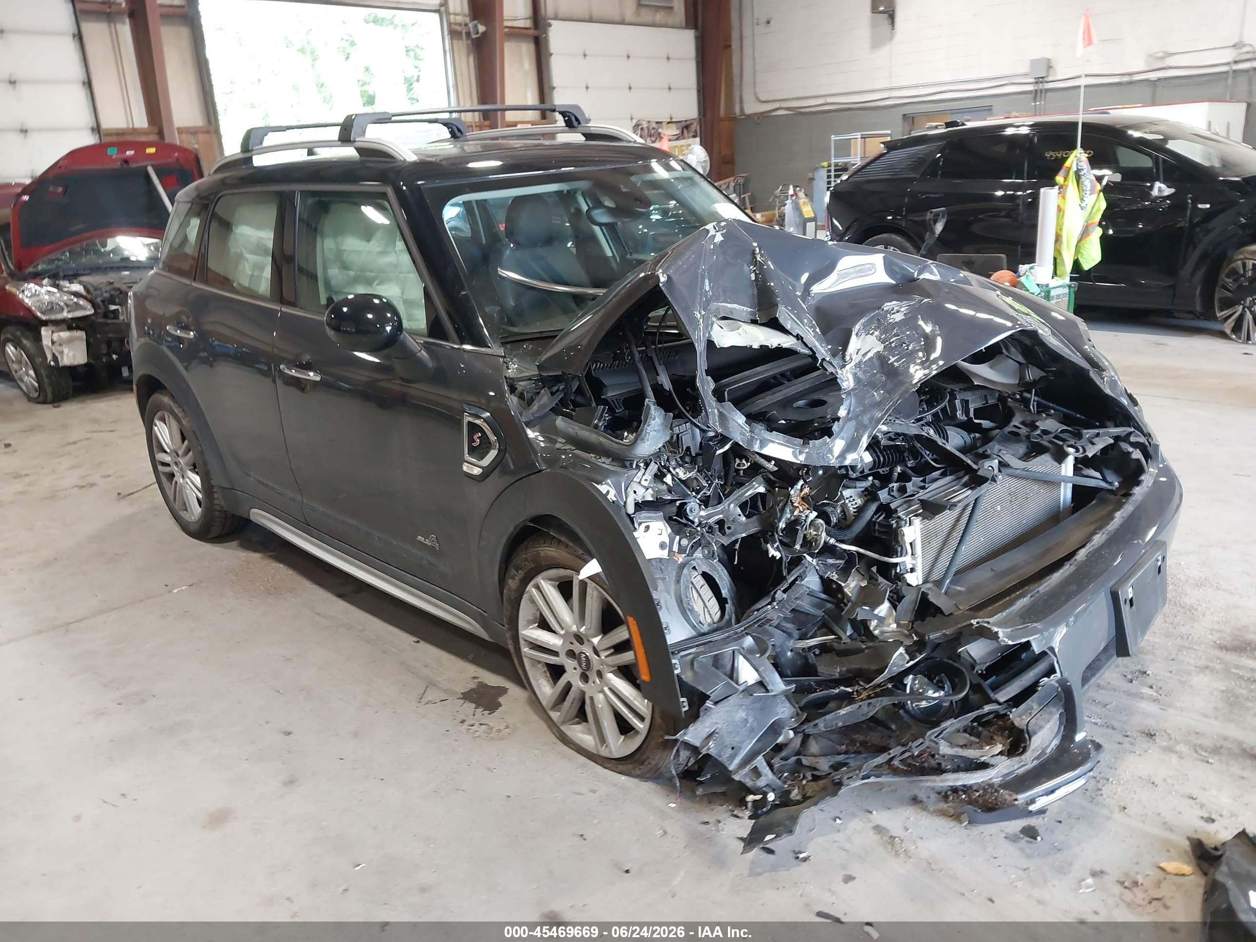 2019 MINI Countryman Cooper S, VIN WMZYT5C5XK3G93355 — Перед