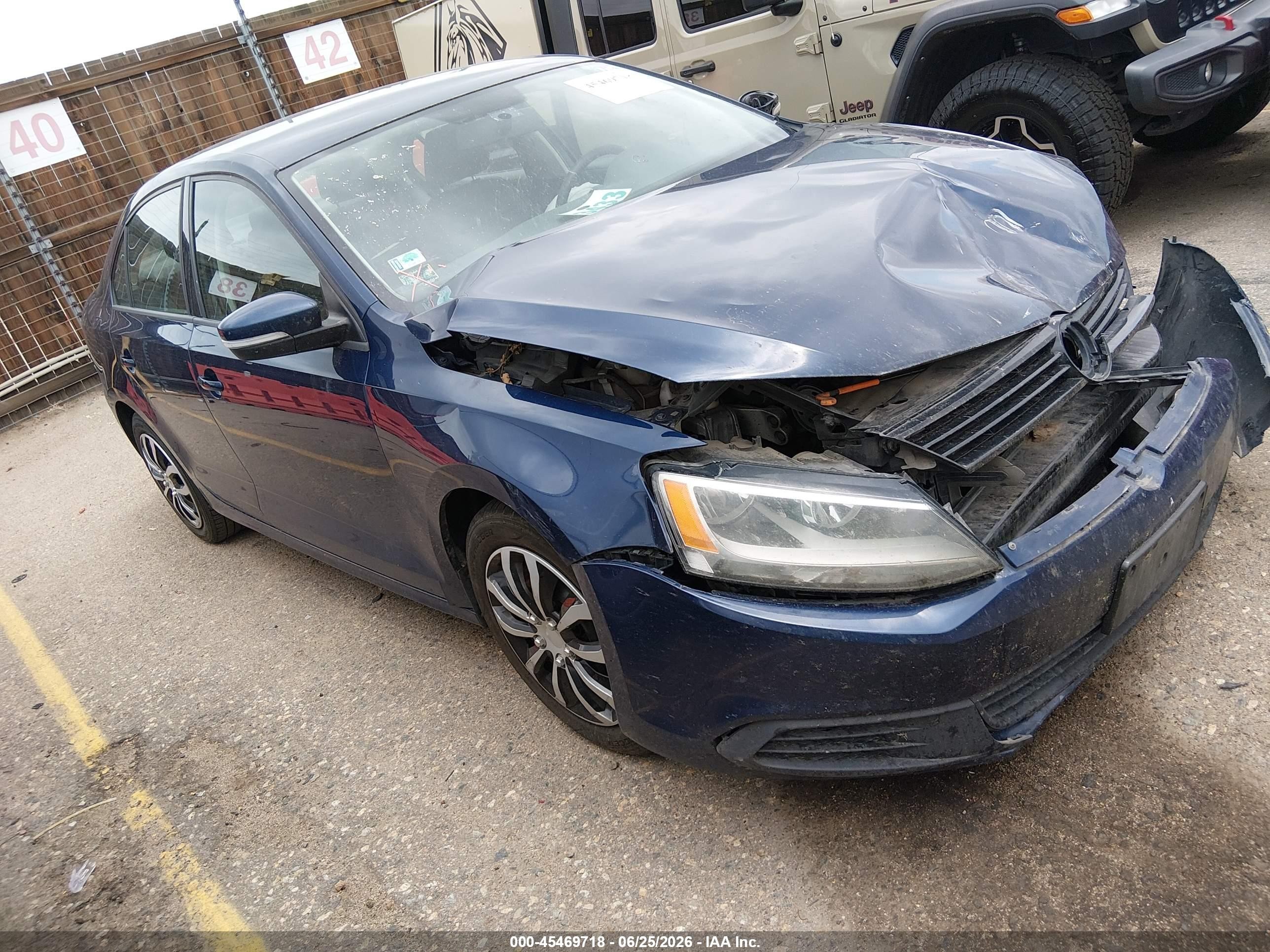 2012 Volkswagen Jetta SE, VIN 3VWDP7AJ9CM363845 — Перед