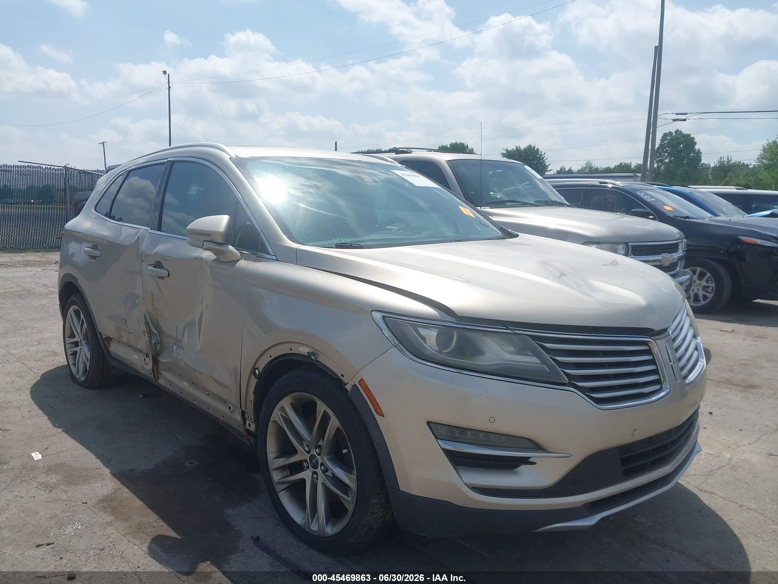 2015 Lincoln MKC, VIN 5LMCJ2A95FUJ27422 — Side