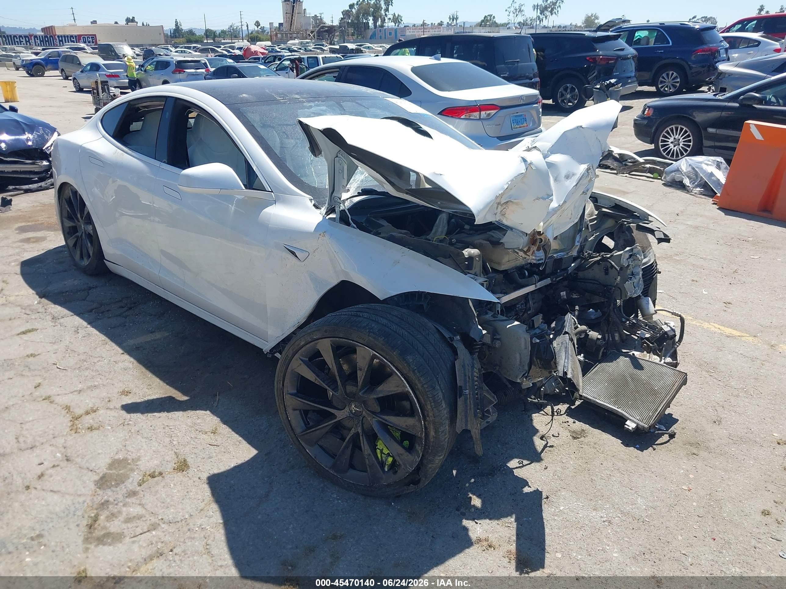 2019 Tesla Model S 75D, VIN 5YJSA1E27KF348811 — Front end