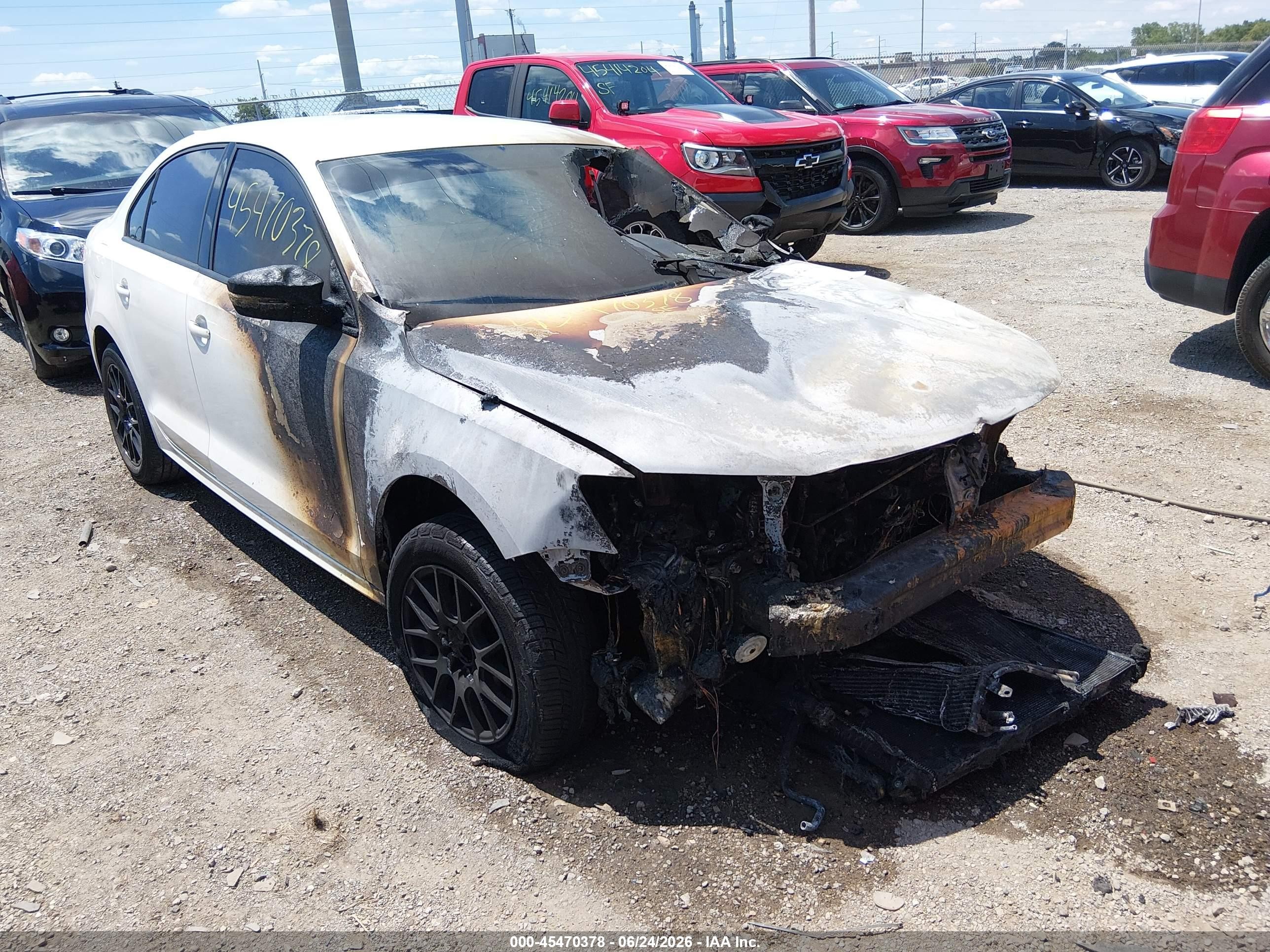 2014 Volkswagen Jetta SE, VIN 3VWD17AJ8EM211432 — Пожар в моторном отсеке