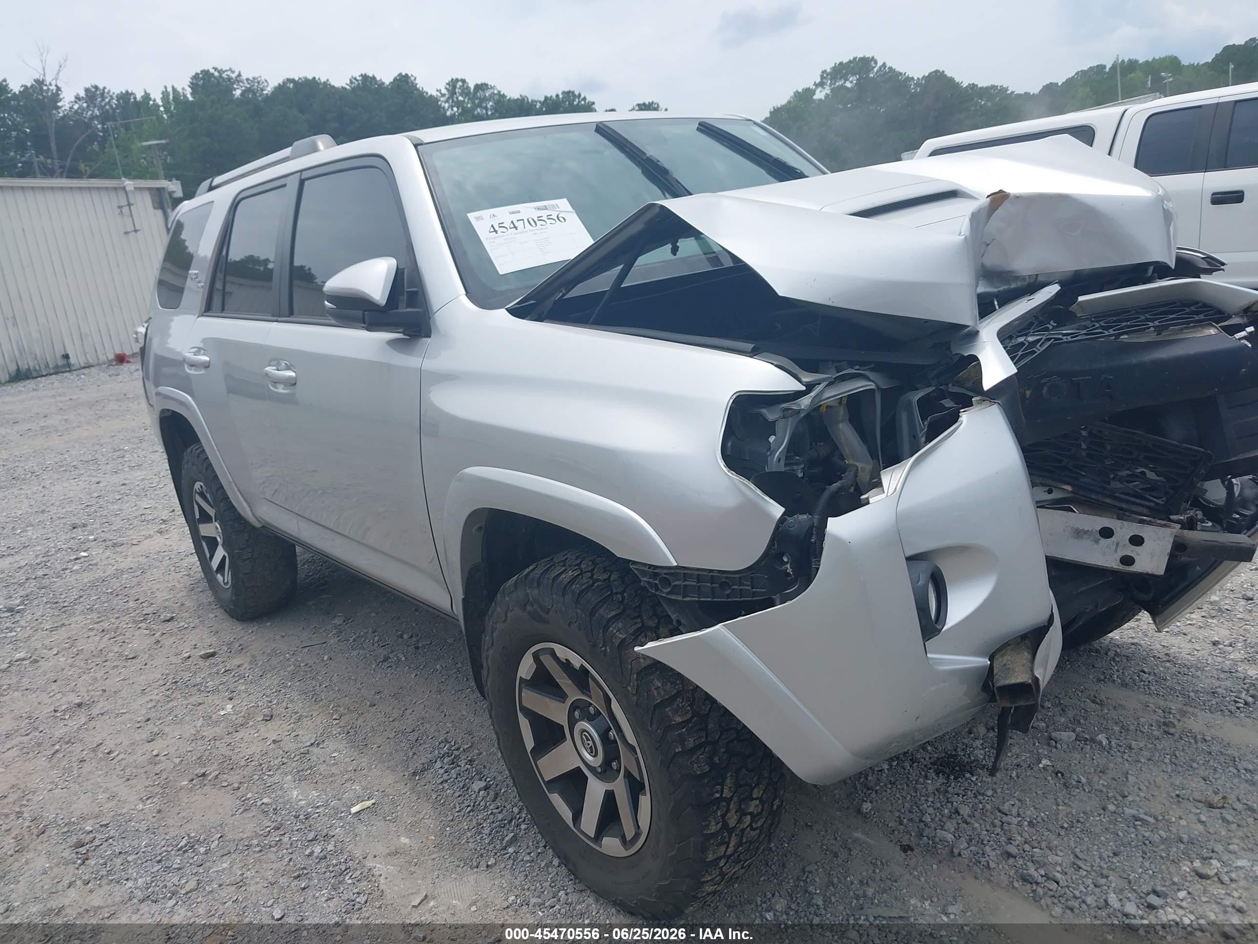 2018 Toyota 4Runner TRD Off Road Premium, VIN JTEBU5JR6J5597260 — Перед