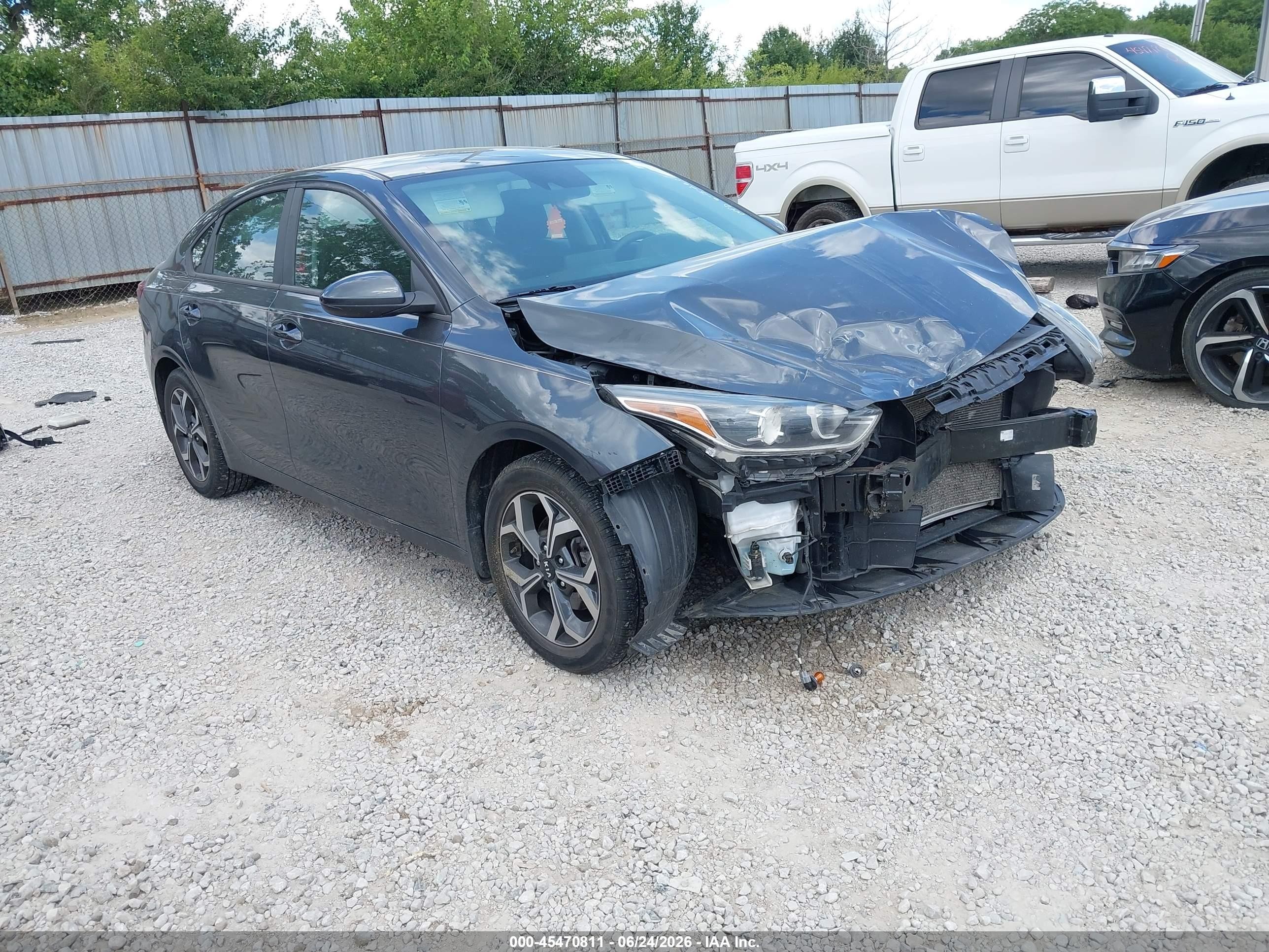 2021 Kia Forte LXS, VIN 3KPF24AD3ME267692 — Front end