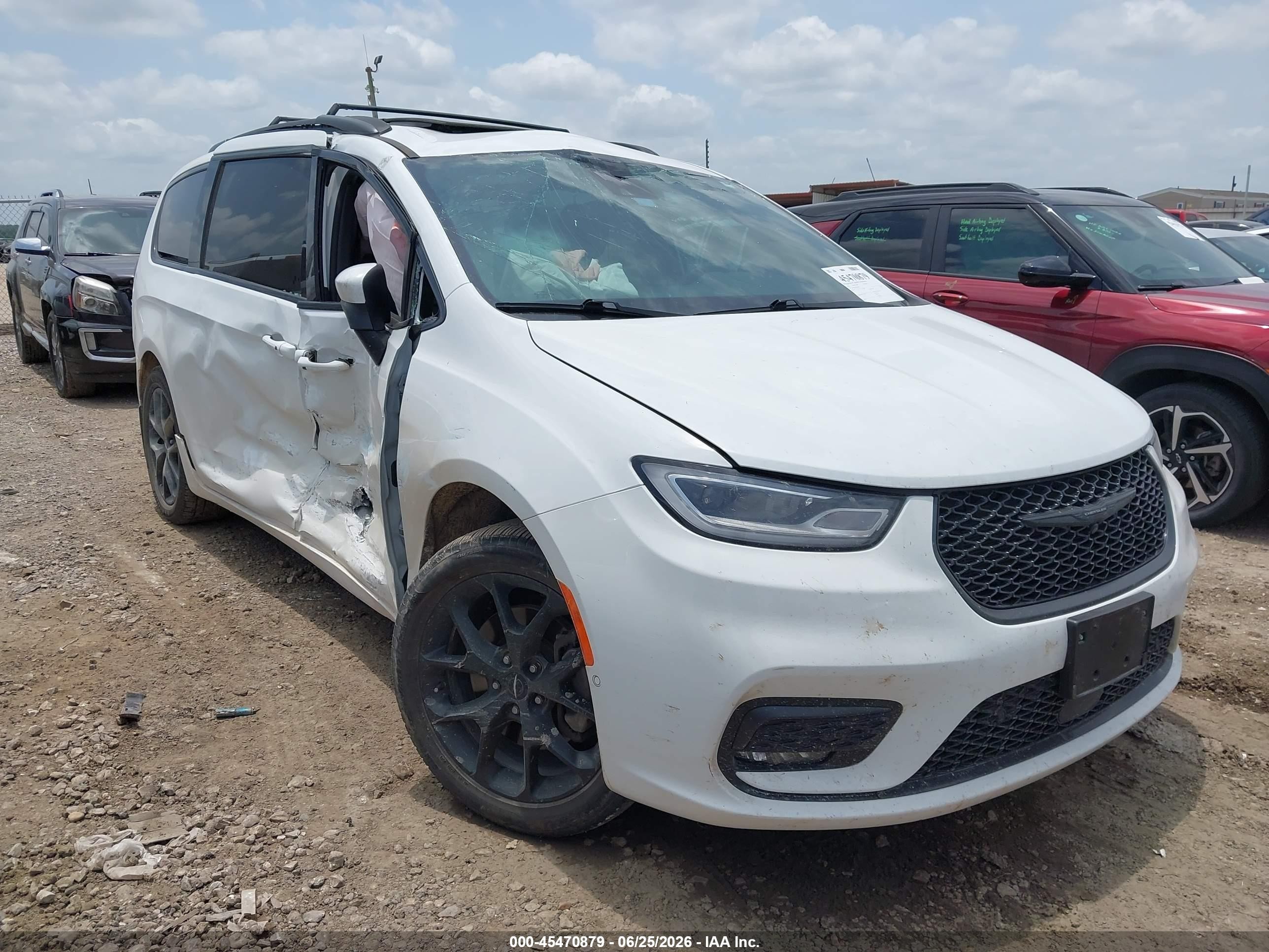 2023 Chrysler Pacifica Touring L, VIN 2C4RC3BG7PR623075 — Side