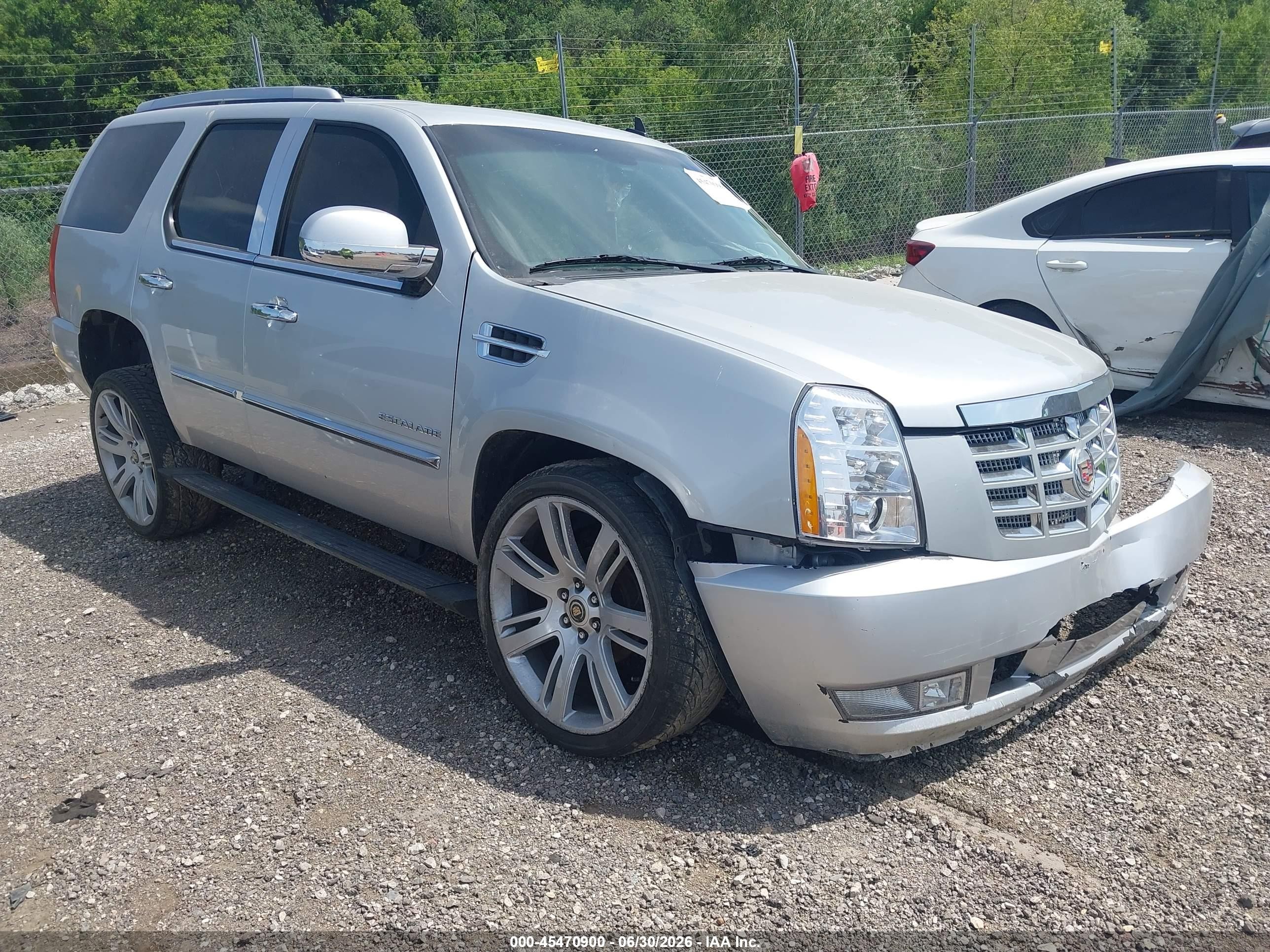 2011 Cadillac Escalade Premium, VIN 1GYS4CEF0BR161162 — Front end