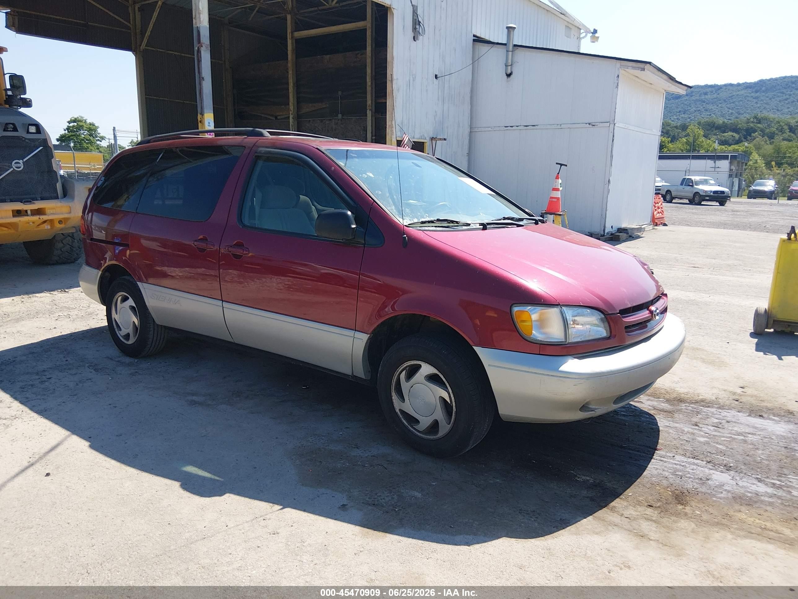 2000 Toyota Sienna LE, VIN 4T3ZF13C7YU172969 — Normal wear