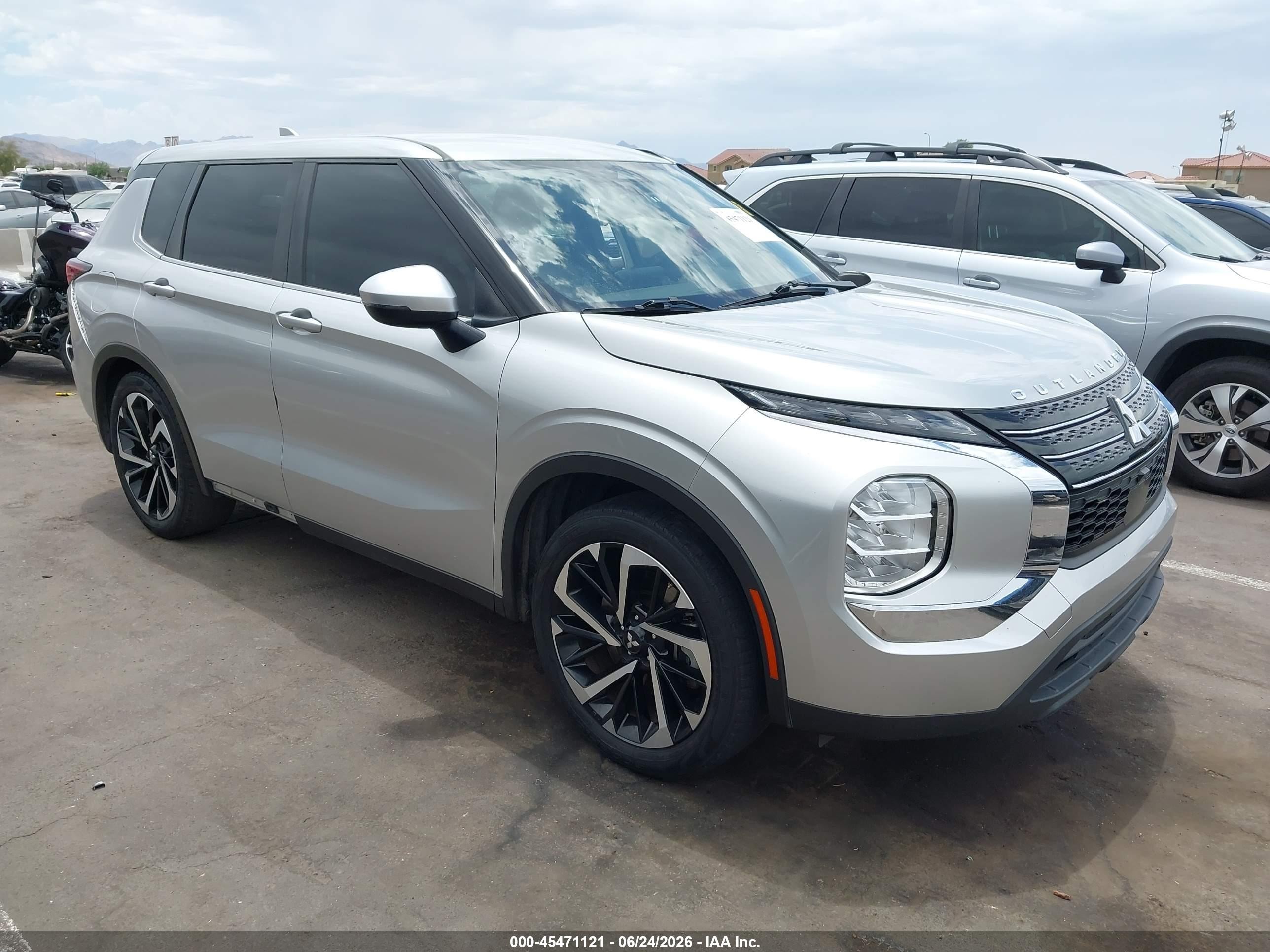 2022 Mitsubishi Outlander ES, VIN JA4J3TA86NZ015889 — Бок