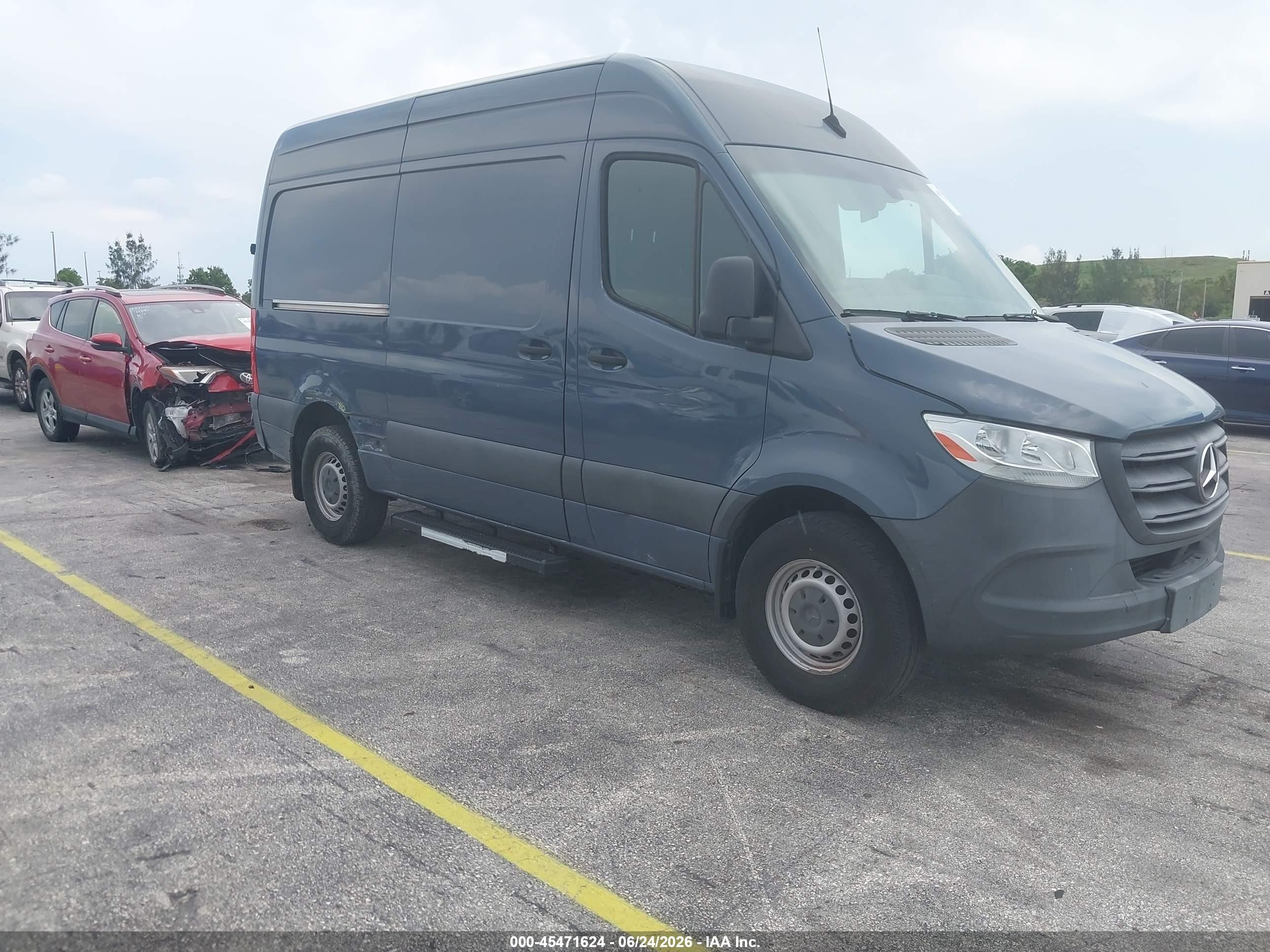 2019 Mercedes-Benz Sprinter Cargo, VIN WD4PF0CD2KP104615 — Бок