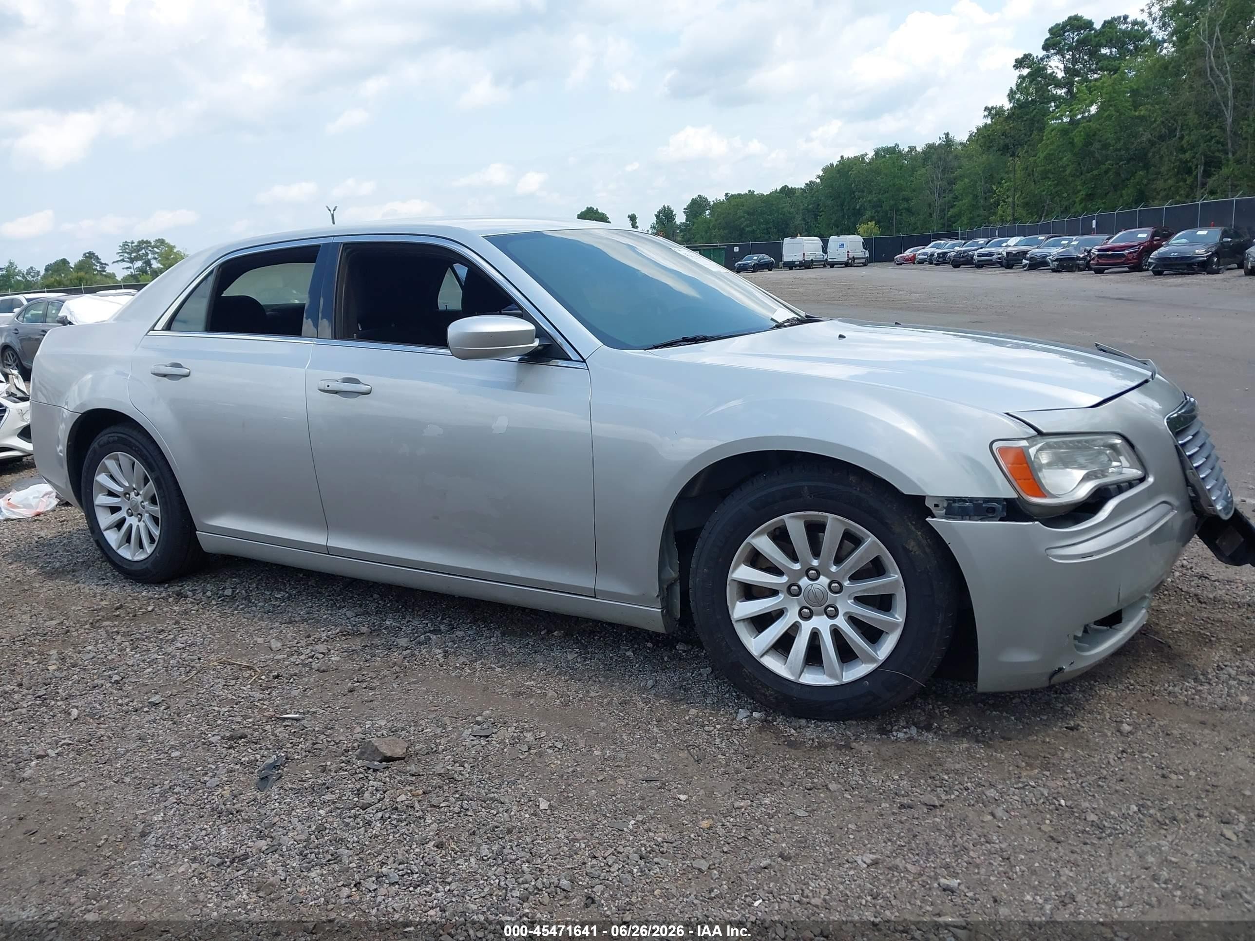 2012 Chrysler 300, VIN 2C3CCAAG2CH273824 — Перед