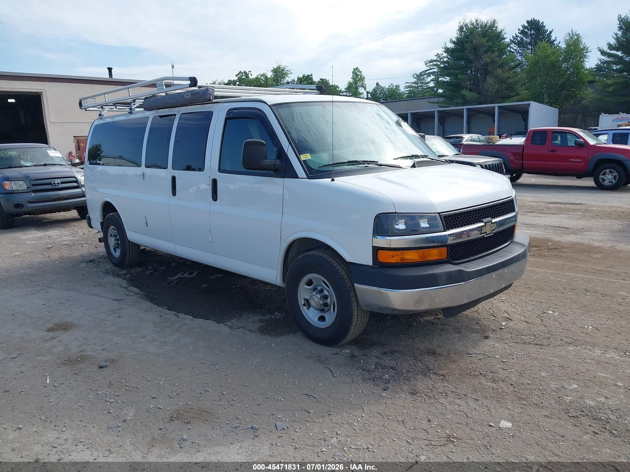2014 Chevrolet Express Passenger LT, VIN 1GAZG1FGXE1183558 — Normal wear