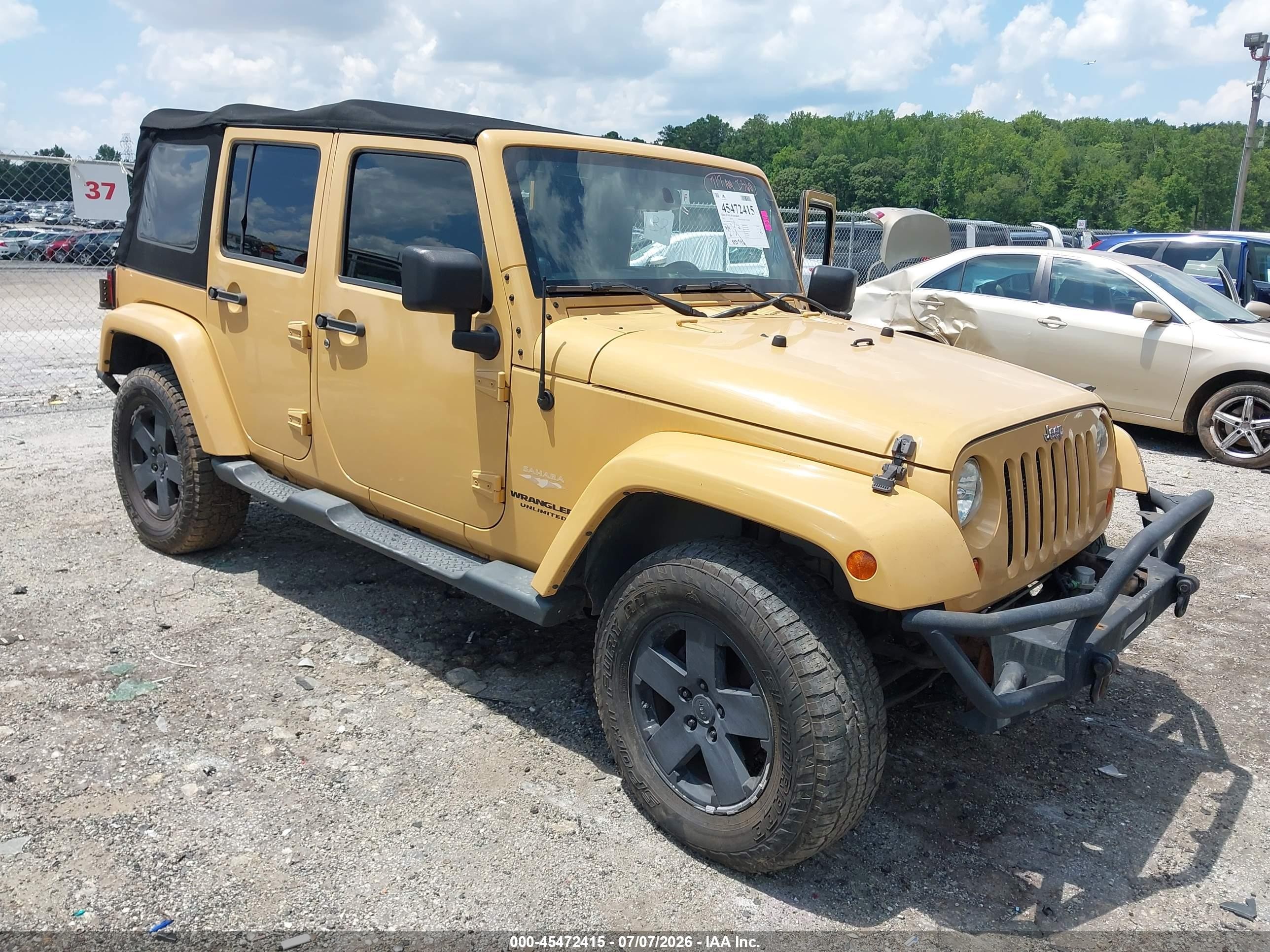2013 Jeep Wrangler Unlimited Sahara, VIN 1C4HJWEG5DL629184 — Side