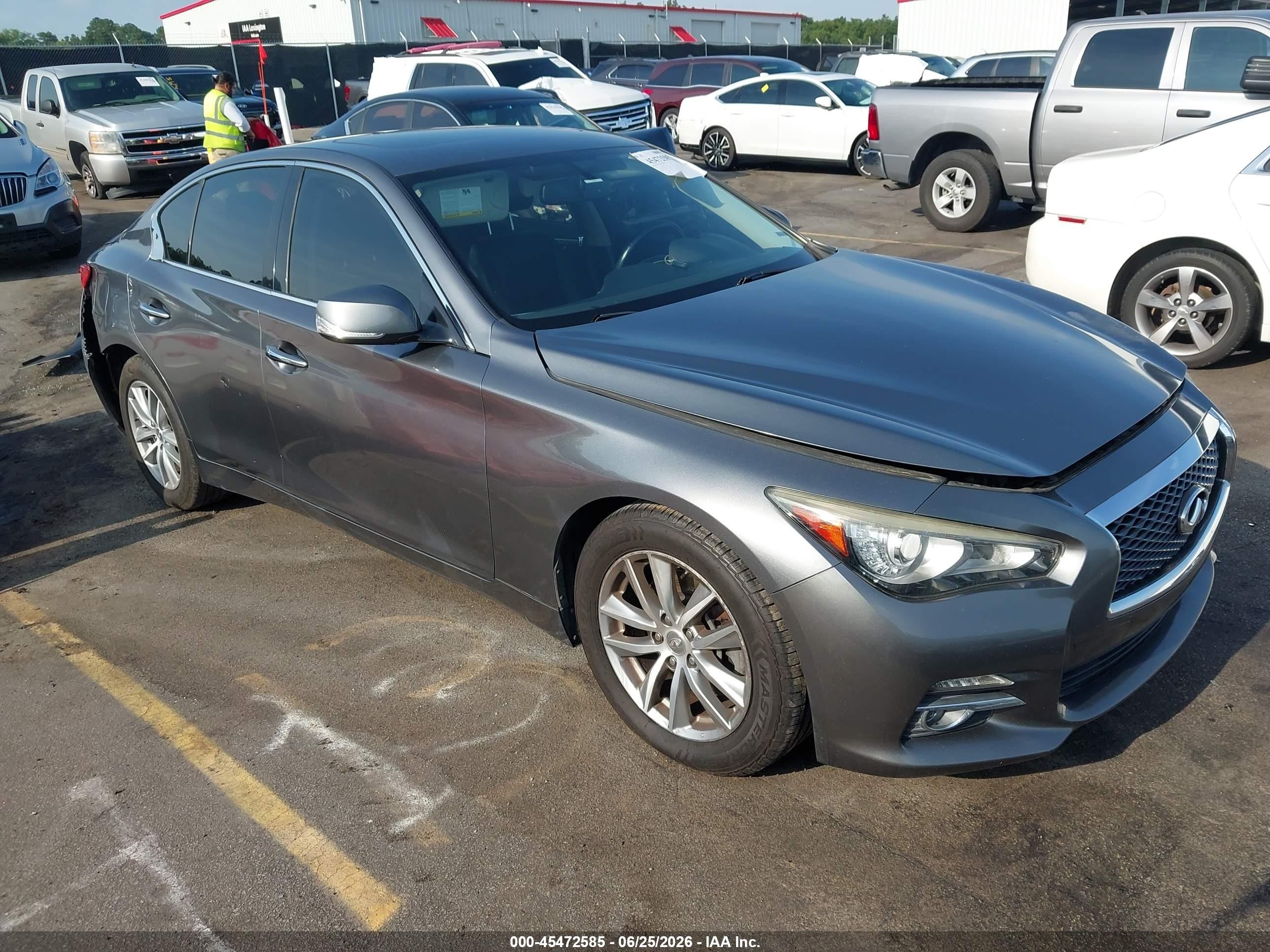 2015 Infiniti Q50 Premium, VIN JN1BV7AR5FM421510 — Rear end