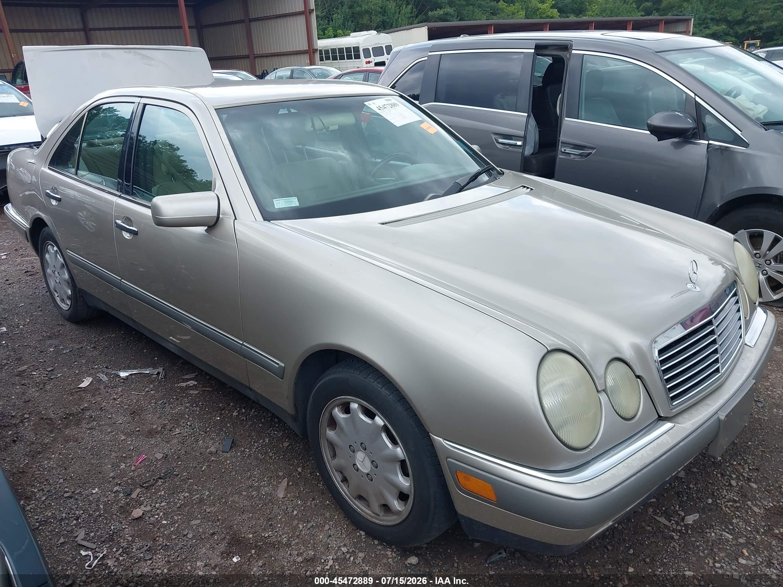 1997 Mercedes-Benz E 320, VIN WDBJF55F4VA308950 — Перед