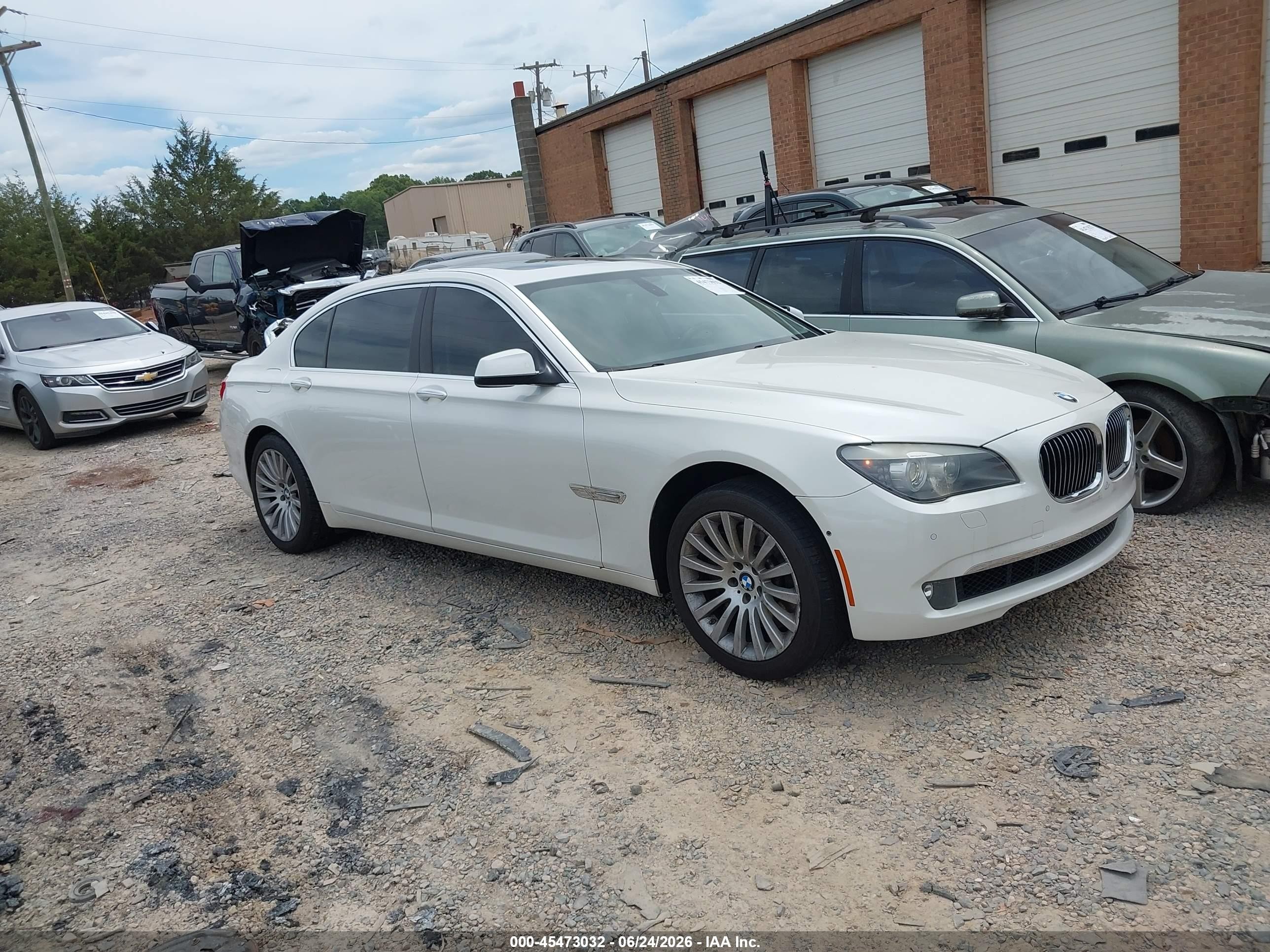 2009 BMW 7 Series 750Li, VIN WBAKB83549CY61604 — Side