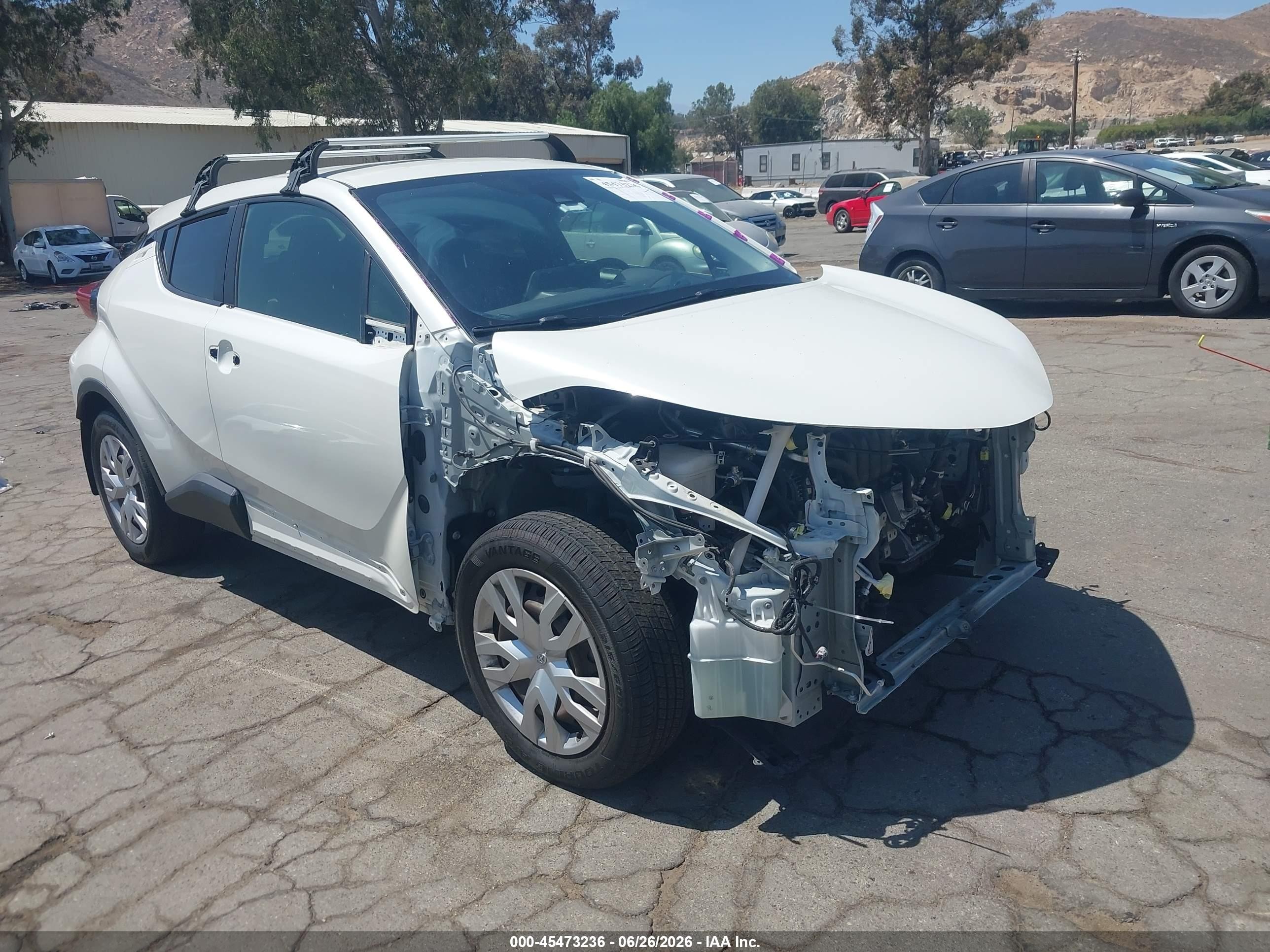 2021 Toyota C-HR XLE, VIN JTNKHMBX4M1095547 — Перед