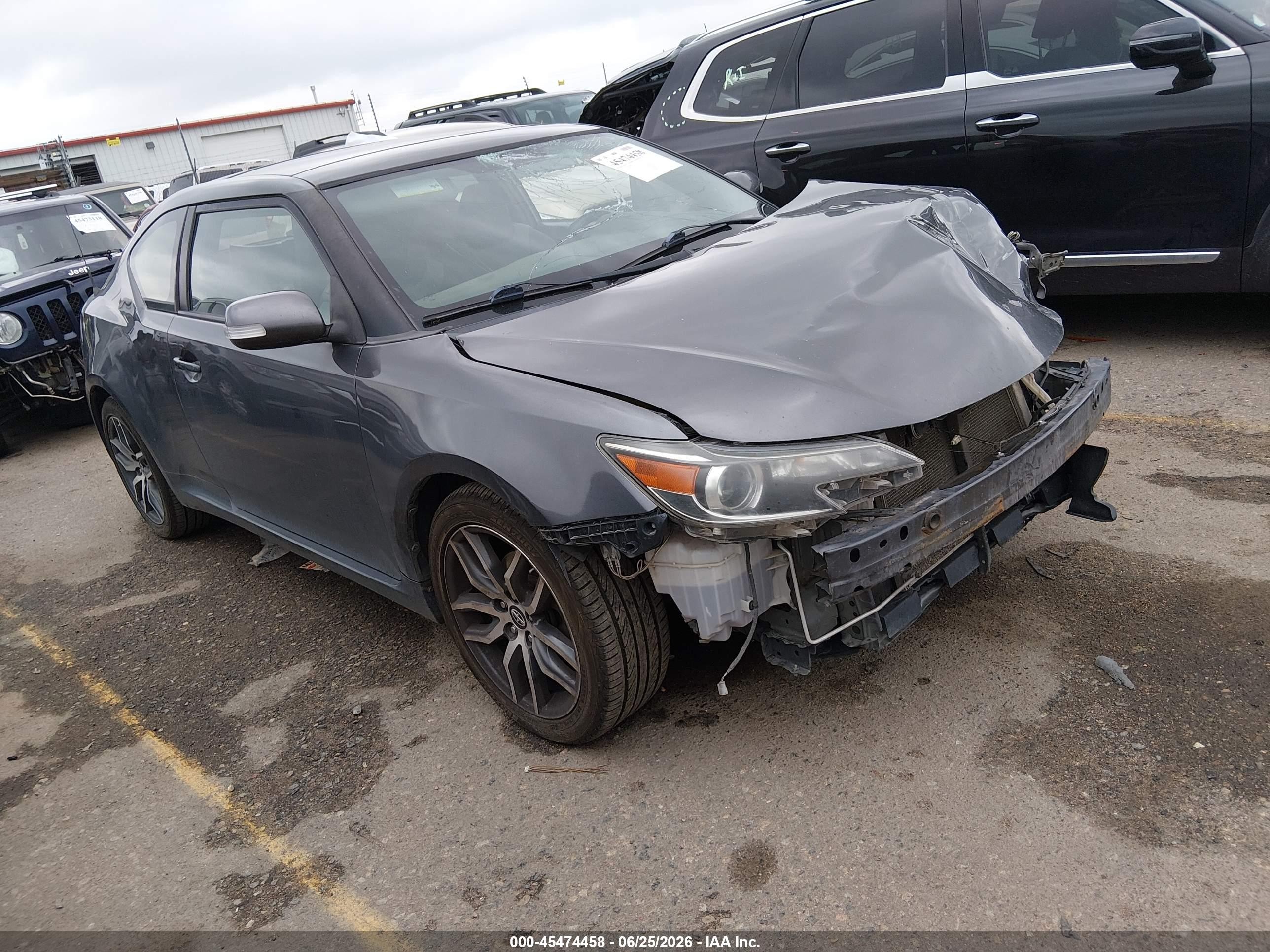 2016 Scion tC, VIN JTKJF5C70GJ015815 — Перед