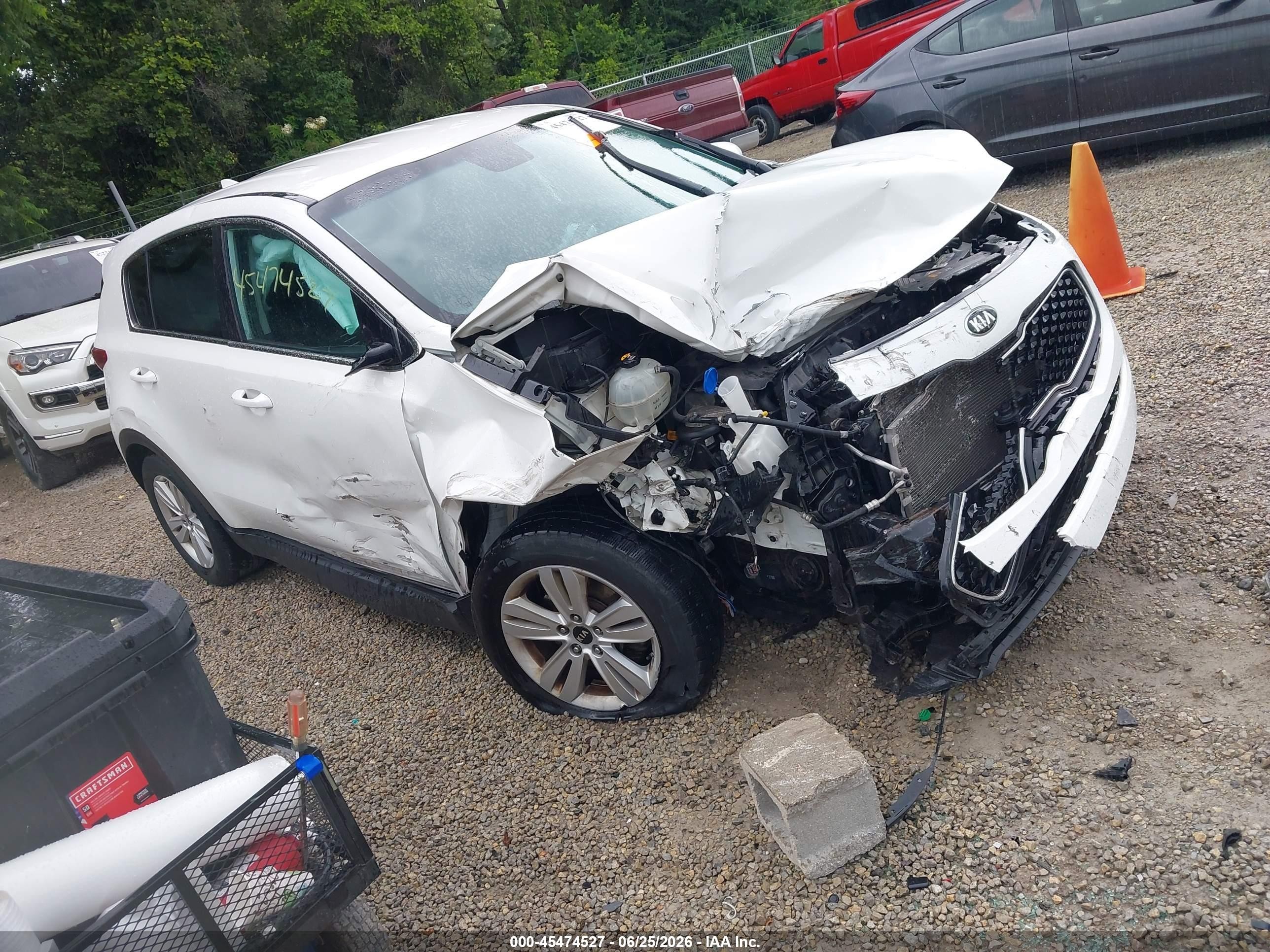 2018 Kia Sportage LX, VIN KNDPM3AC9J7449425 — Бок