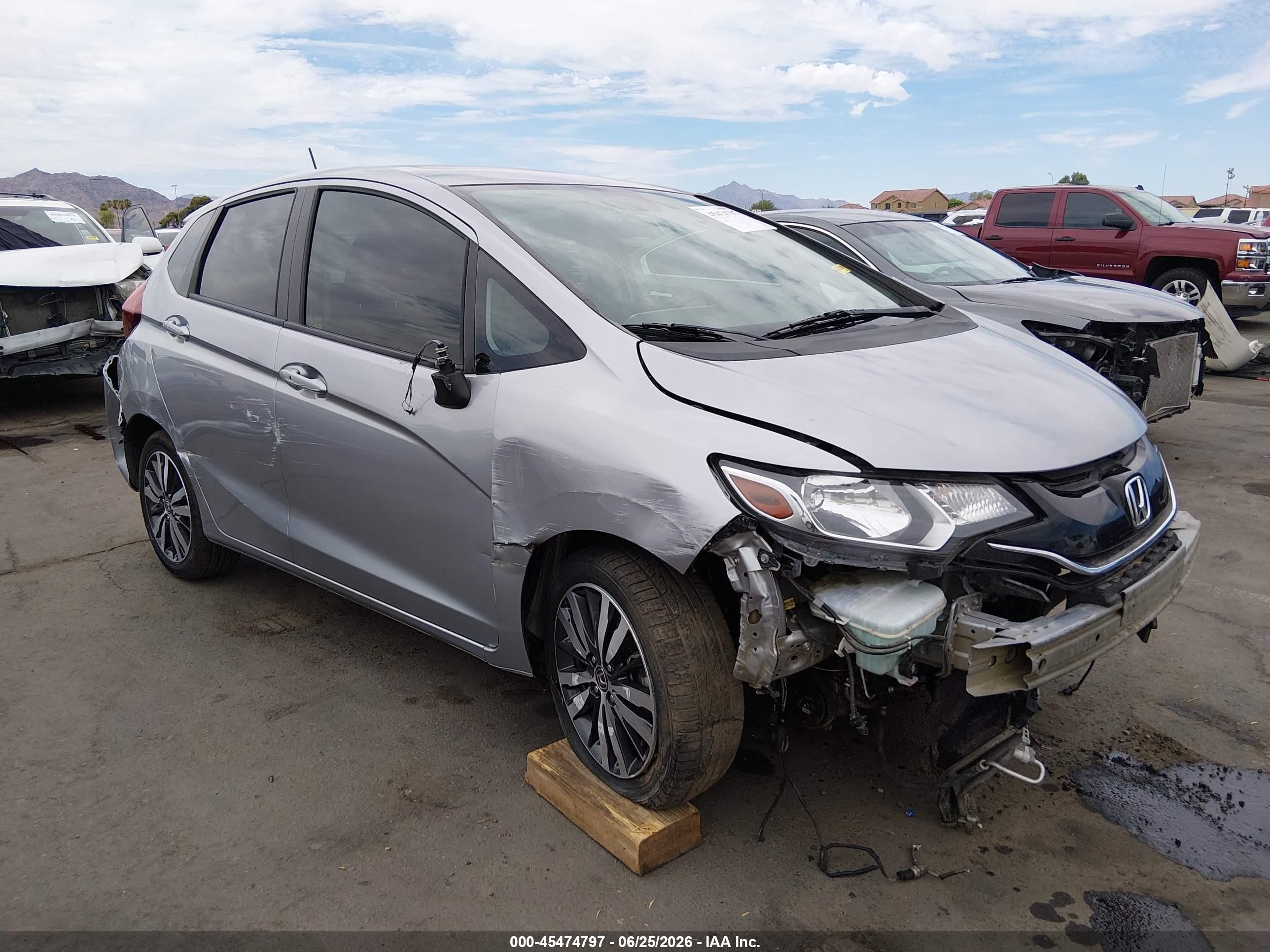 2017 Honda Fit EX-L, VIN 3HGGK5H95HM707517 — Перед