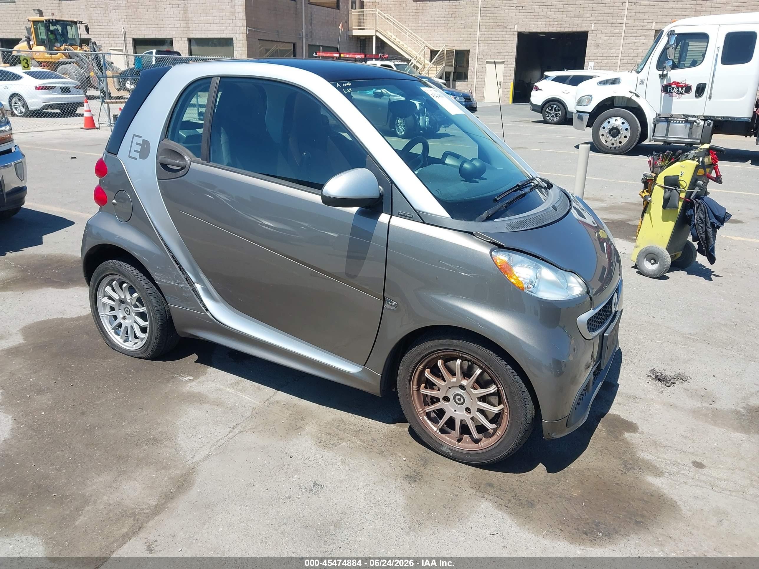 2013 Smart fortwo Passion, VIN WMEEJ9AA1DK708624 — Зад