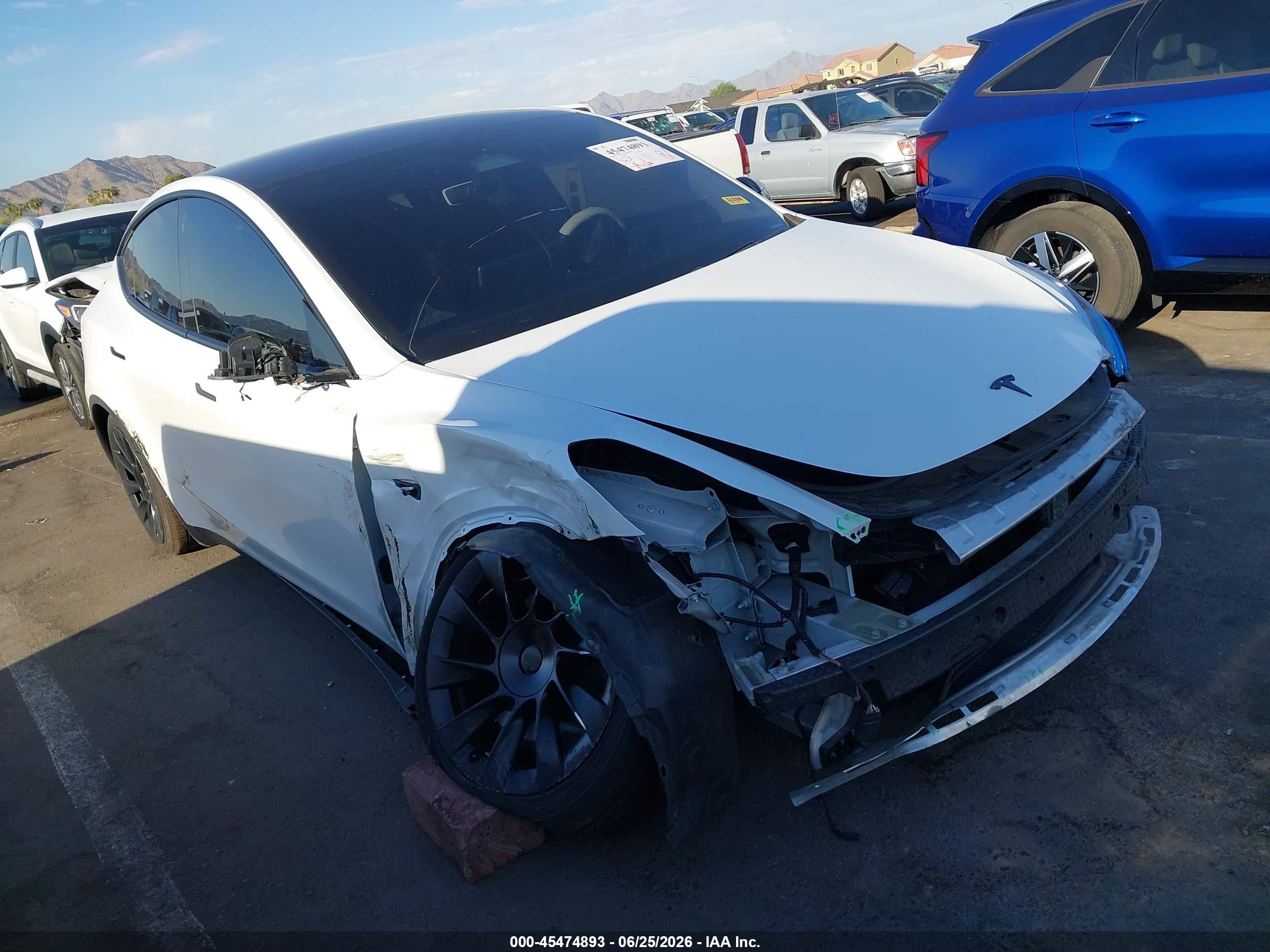 2020 Tesla Model Y Long Range, VIN 5YJYGDEE1LF016756 — Front end