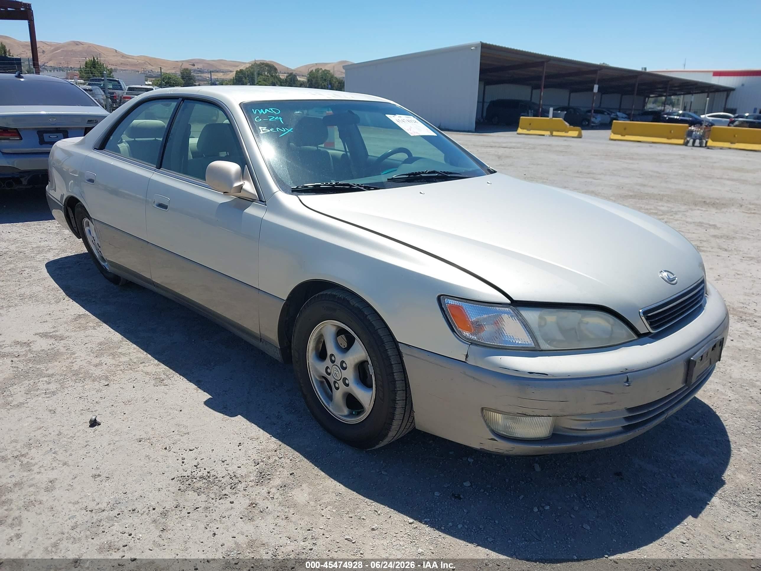 1999 Lexus ES 300, VIN JT8BF28G0X0160182 — Зад