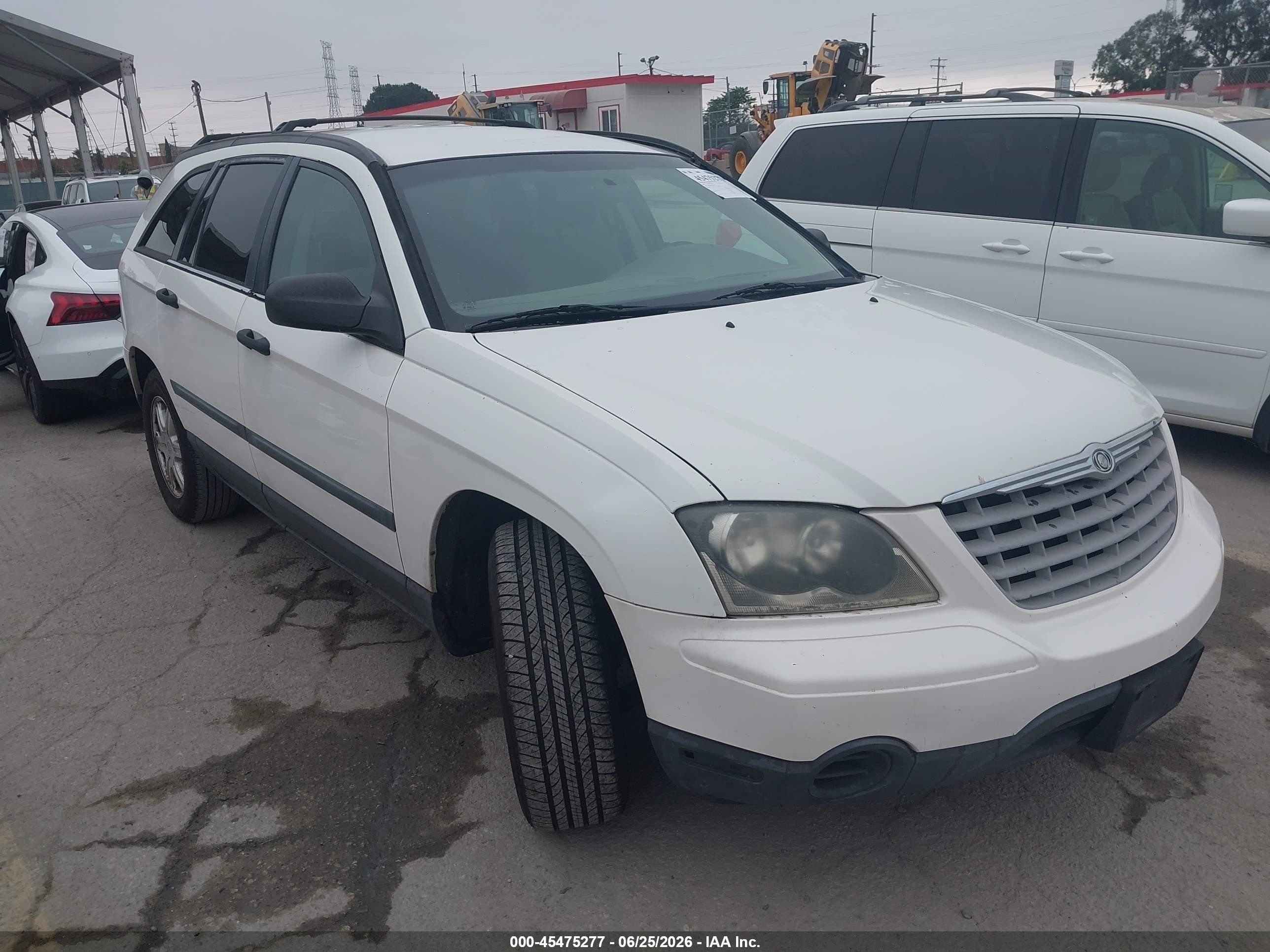 2005 Chrysler Pacifica, VIN 2C8GM48L05R424492 — Перед