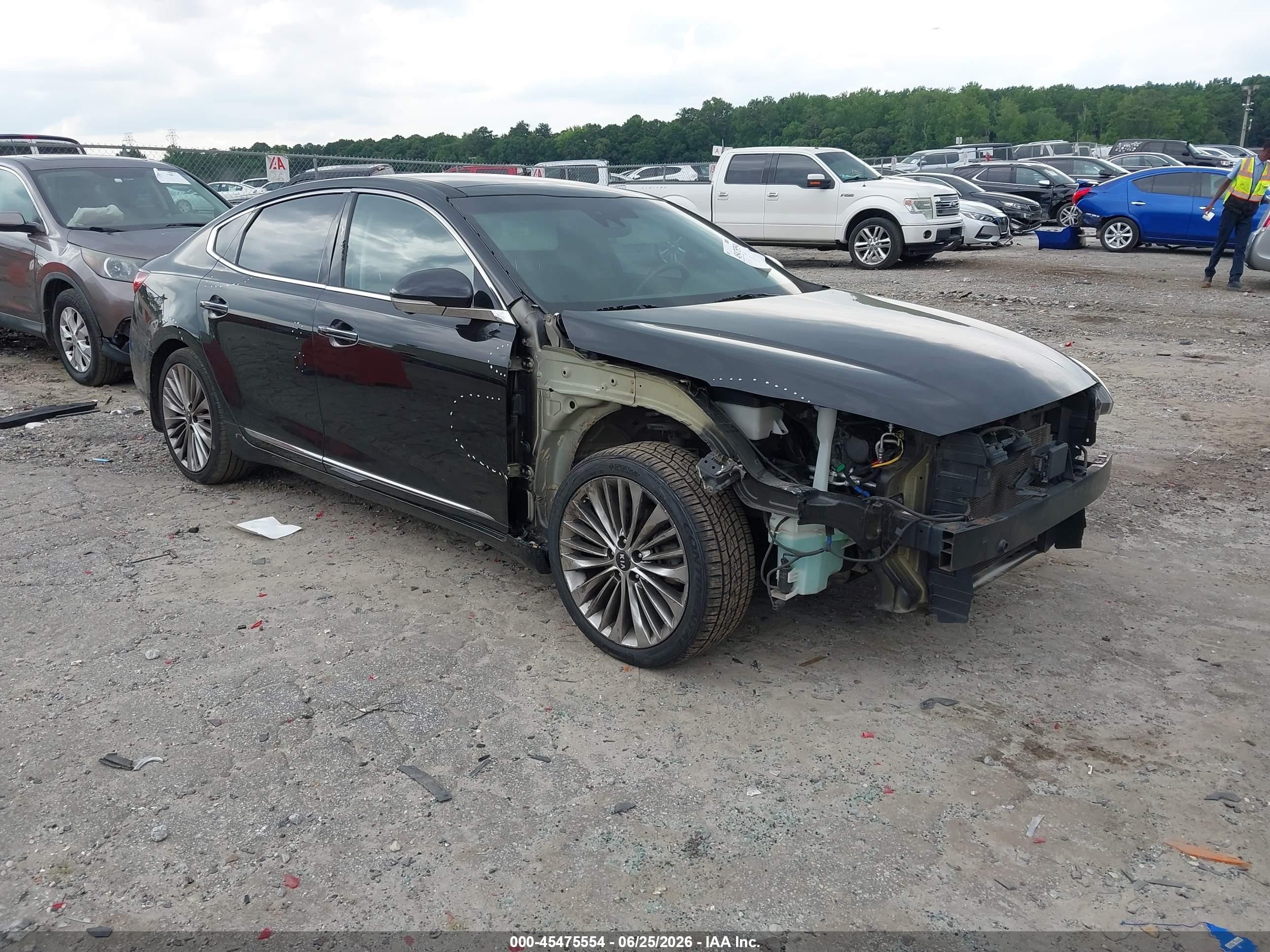 2017 Kia Cadenza Premium, VIN KNALC4J12H5070632 — Front end