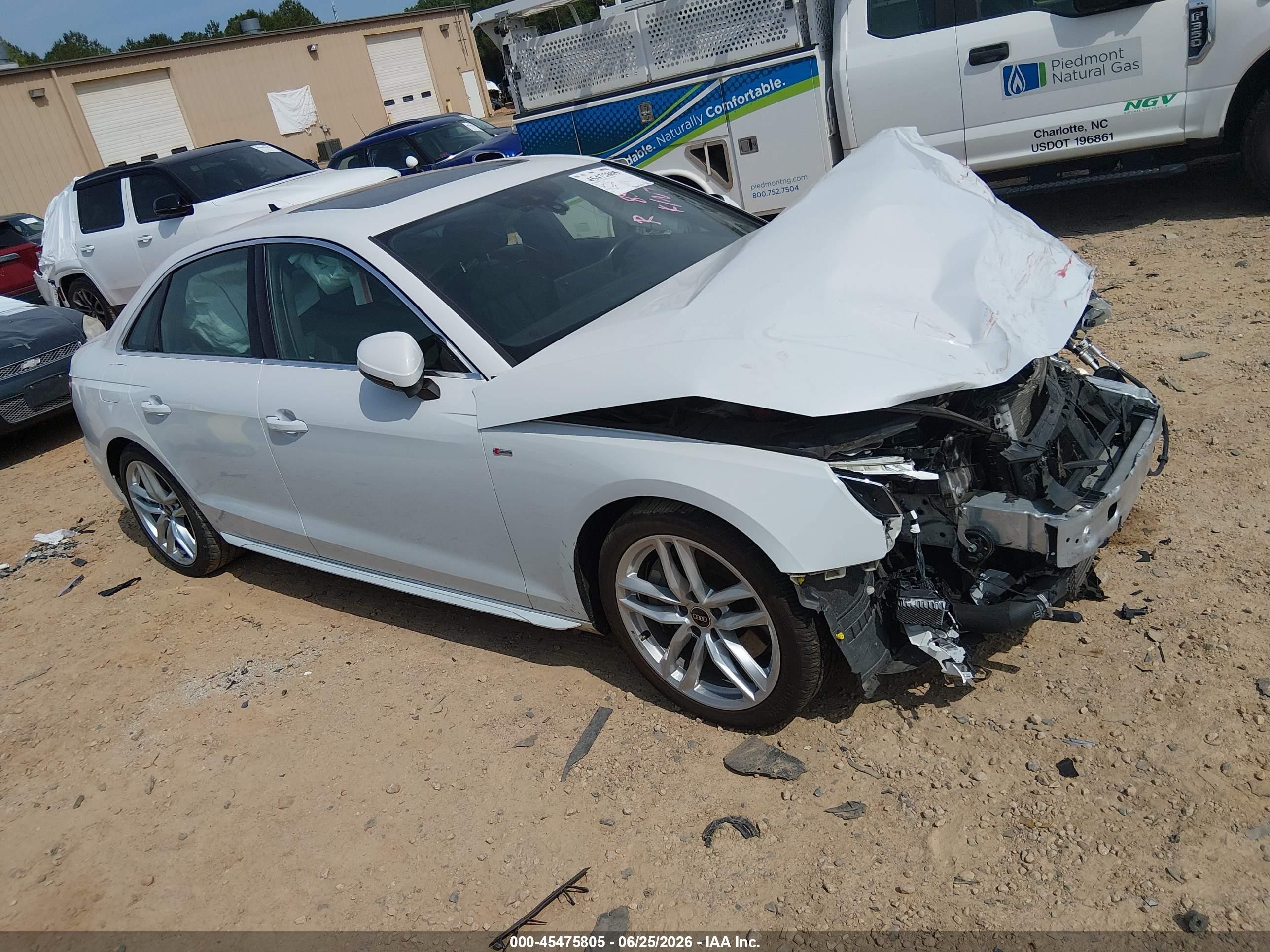 2022 Audi A4 S line Premium Plus, VIN WAUEAAF41NN008599 — Перед