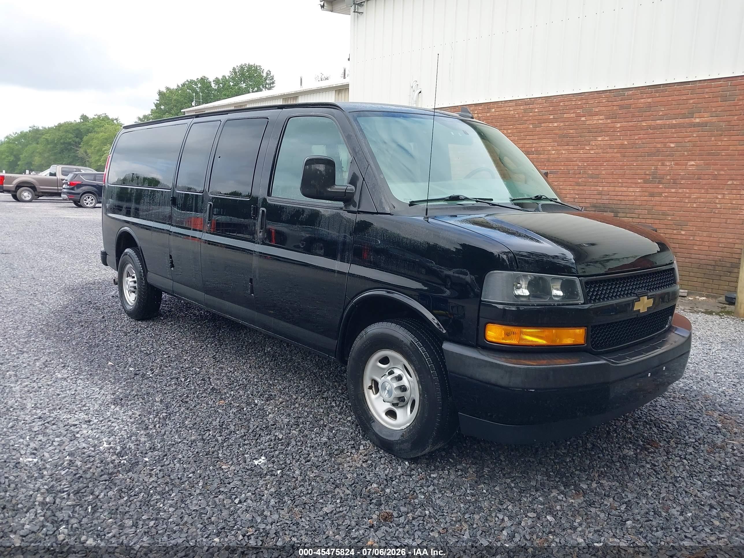 2019 Chevrolet Express Passenger LS, VIN 1GAZGNFG0K1342252 — Normal wear