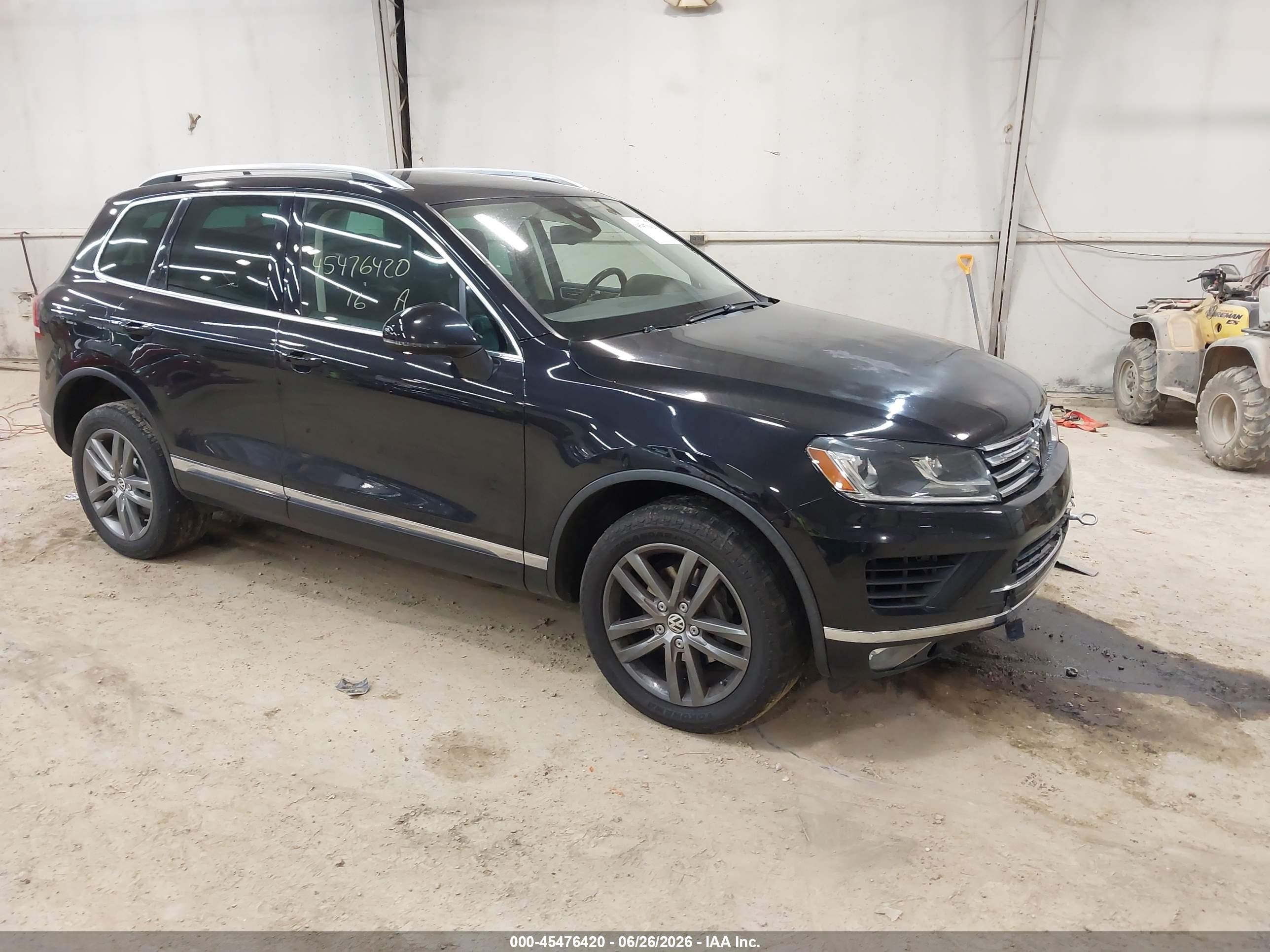 2016 Volkswagen Touareg Lux, VIN WVGEF9BP6GD001543 — Front end