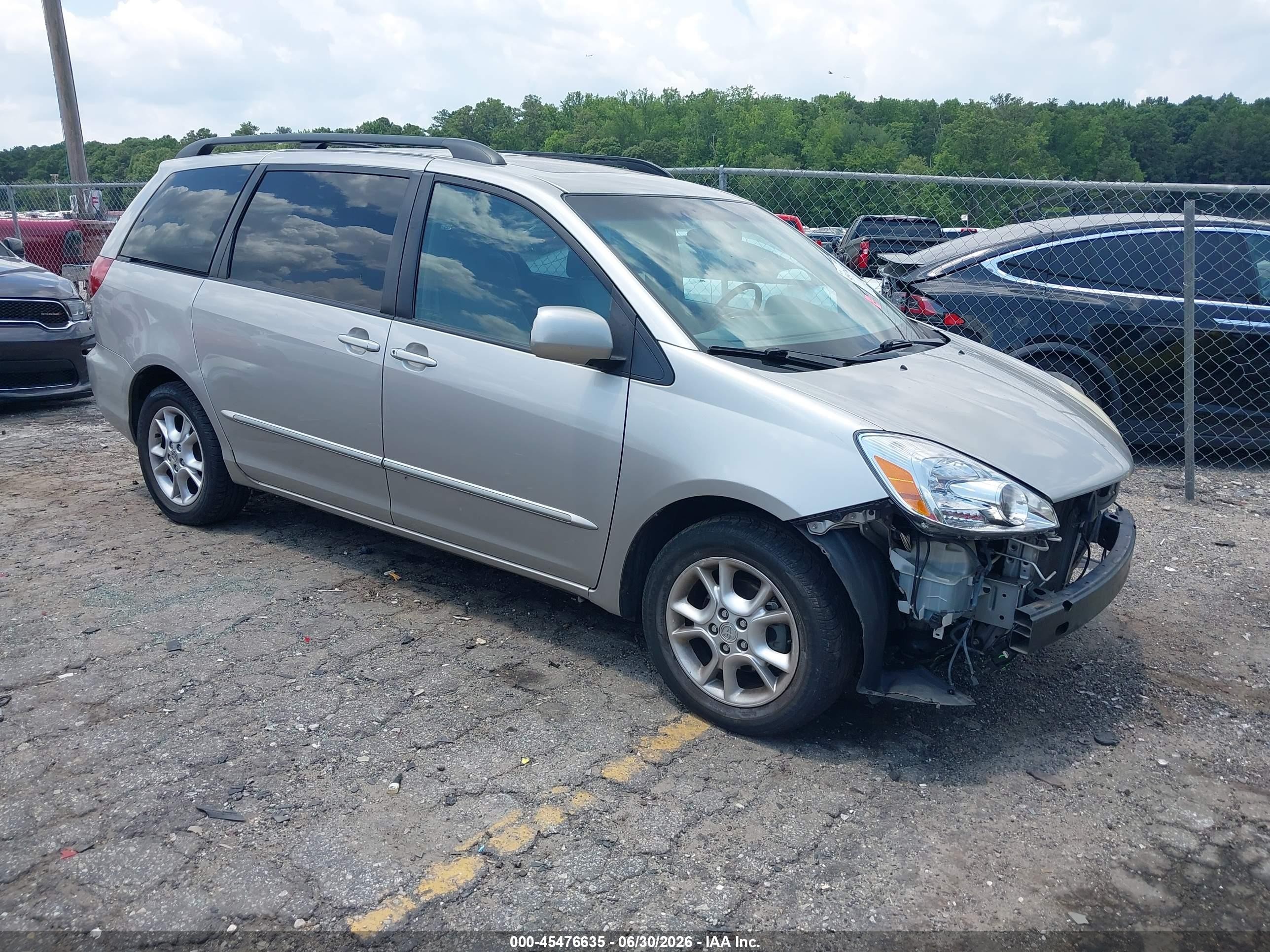 2005 Toyota Sienna XLE Limited, VIN 5TDZA22C25S377599 — Front end
