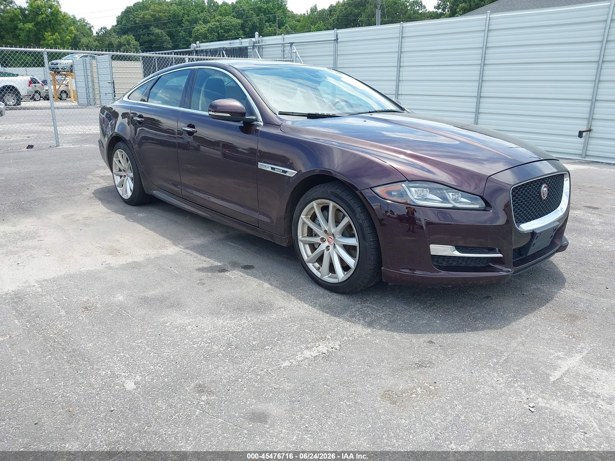2016 Jaguar XJ R-Sport, VIN SAJWJ1CD2G8V99136 — Normal wear