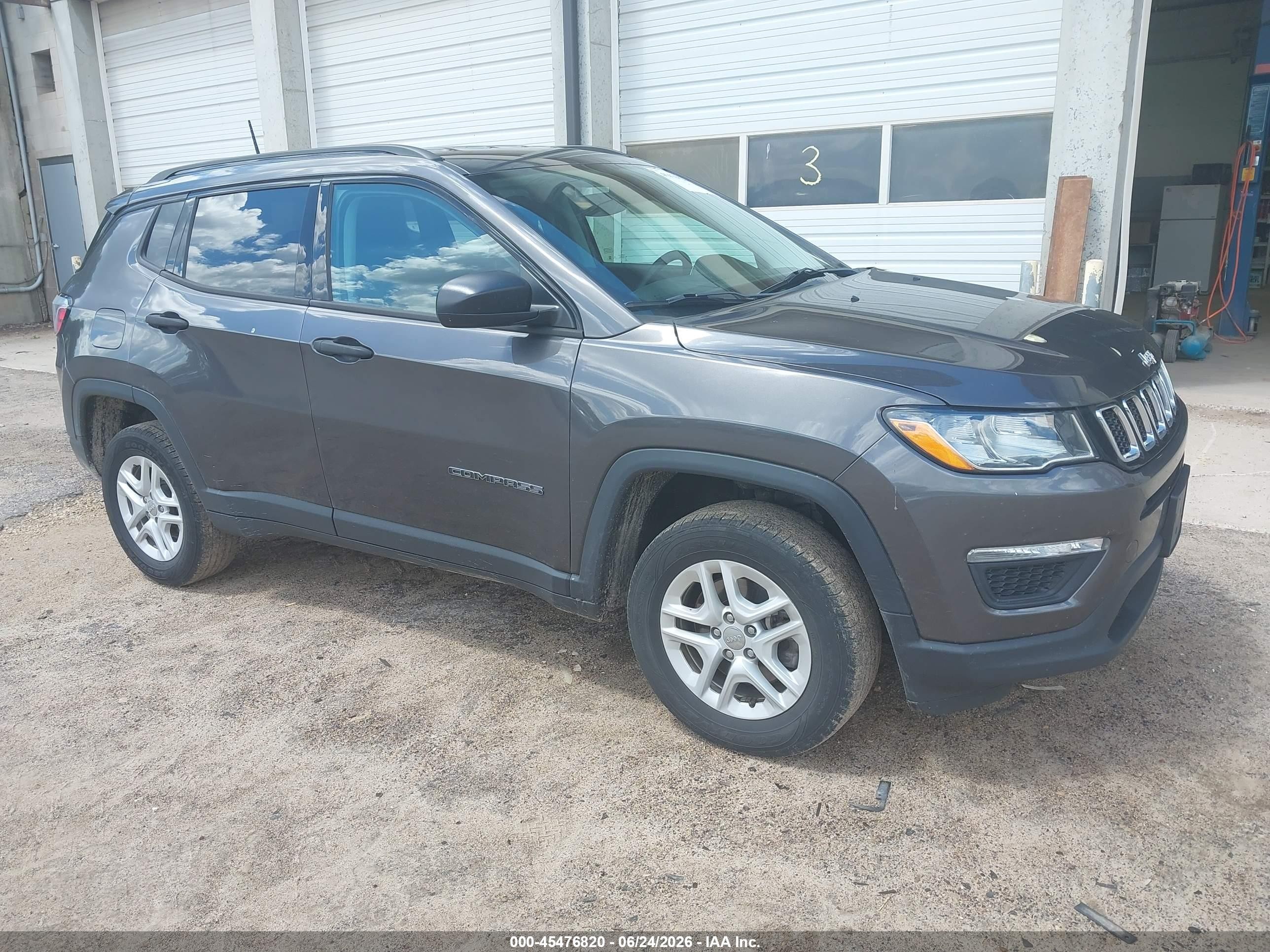 2018 Jeep Compass Sport, VIN 3C4NJDAB8JT392238 — Normal wear
