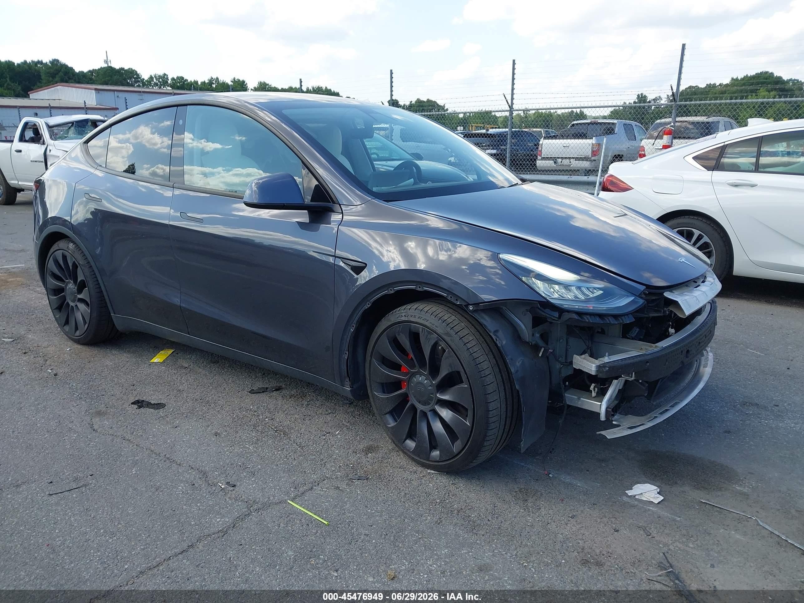 2020 Tesla Model Y Long Range, VIN 5YJYGDEF6LF052256 — Перед