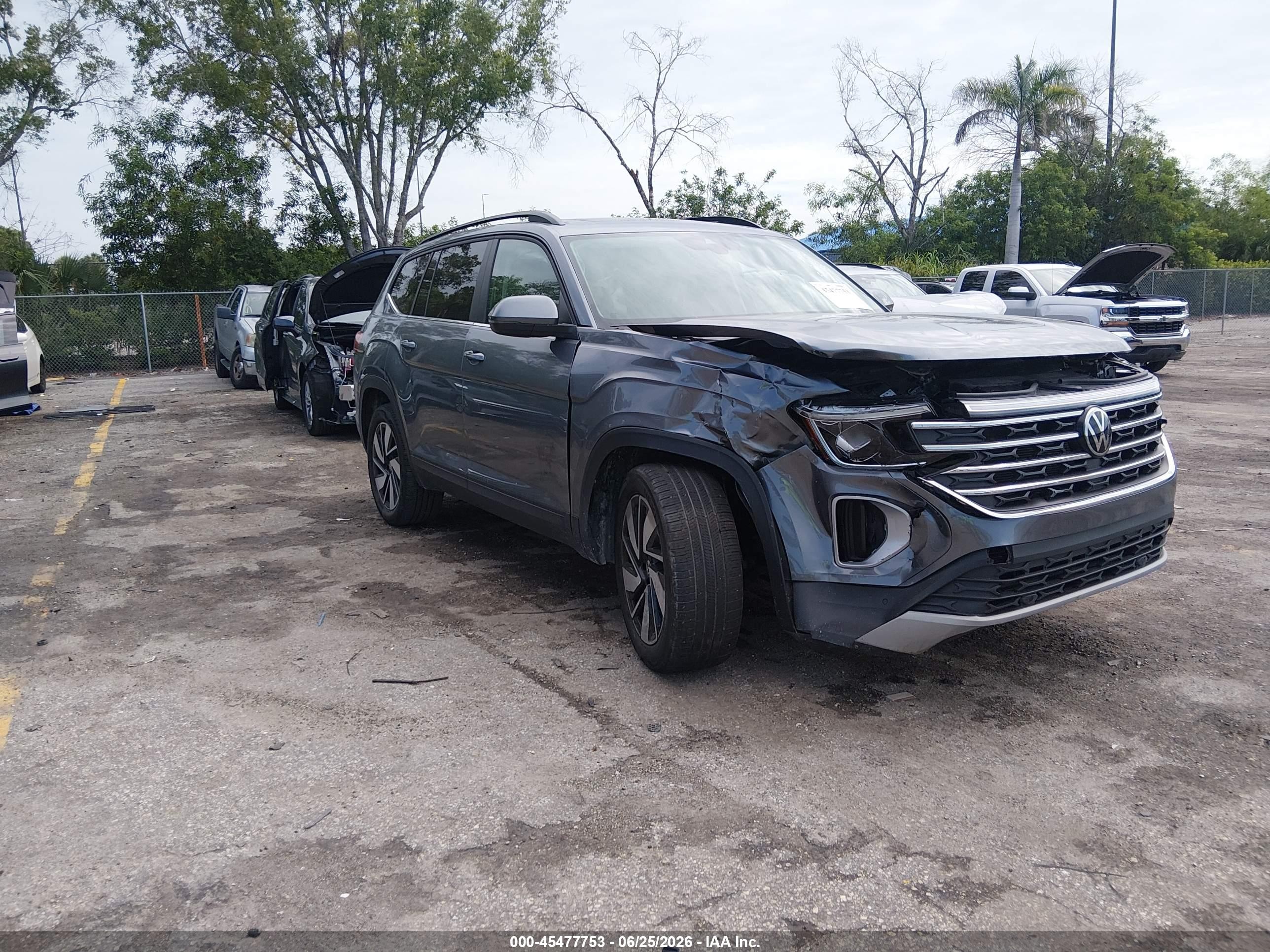 2024 Volkswagen Atlas SE, VIN 1V2JR2CA0RC560668 — Front end