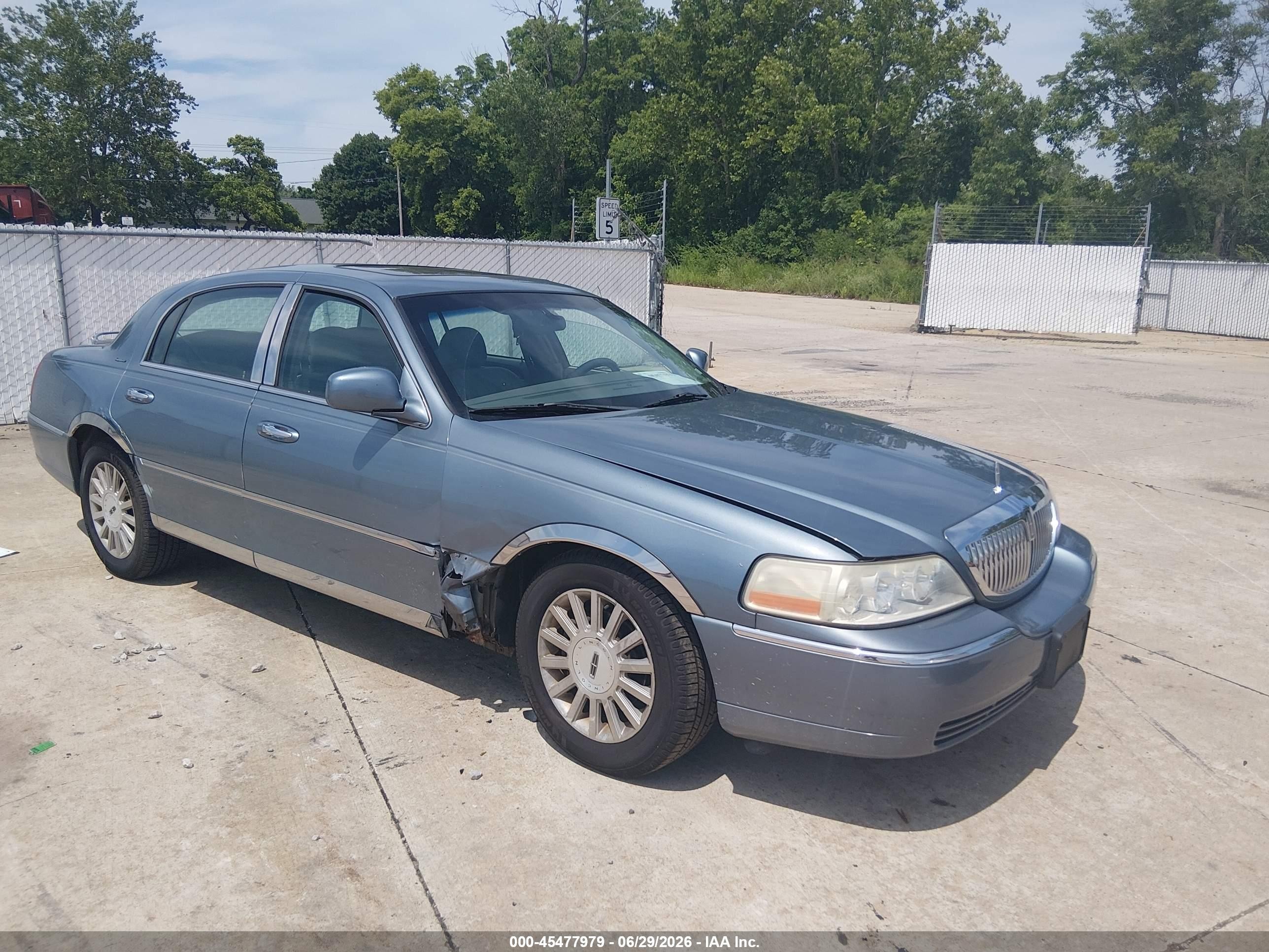2004 Lincoln Town Car Signature, VIN 1LNHM81W44Y644886 — Бок