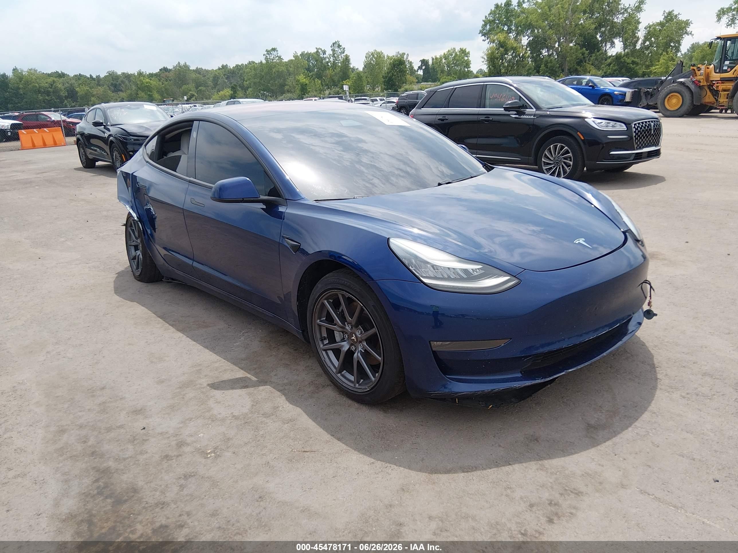2018 Tesla Model 3 Long Range Battery, VIN 5YJ3E1EA1JF155388 — Бок