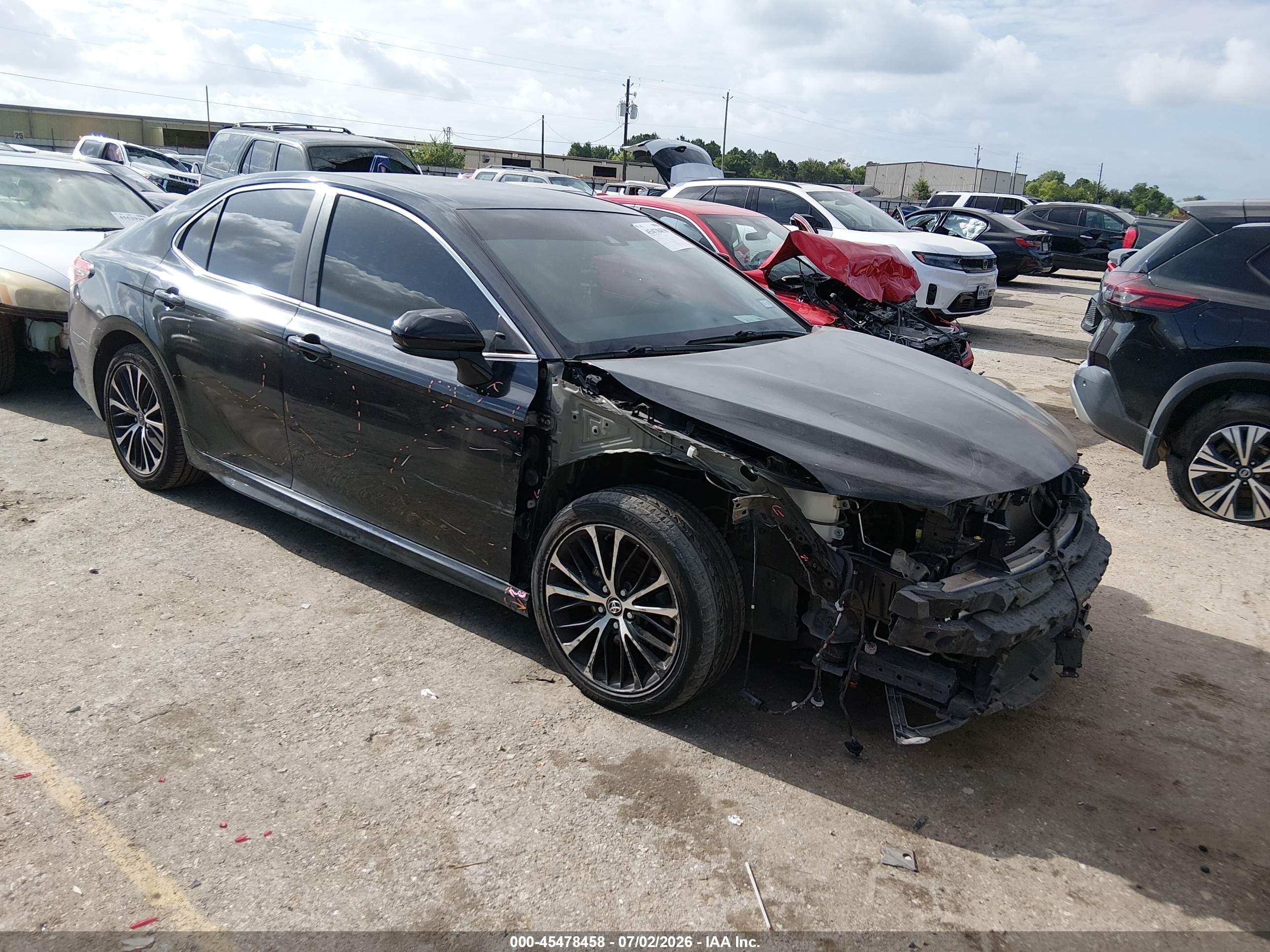 2018 Toyota Camry SE, VIN JTNB11HK5J3071062 — Front end