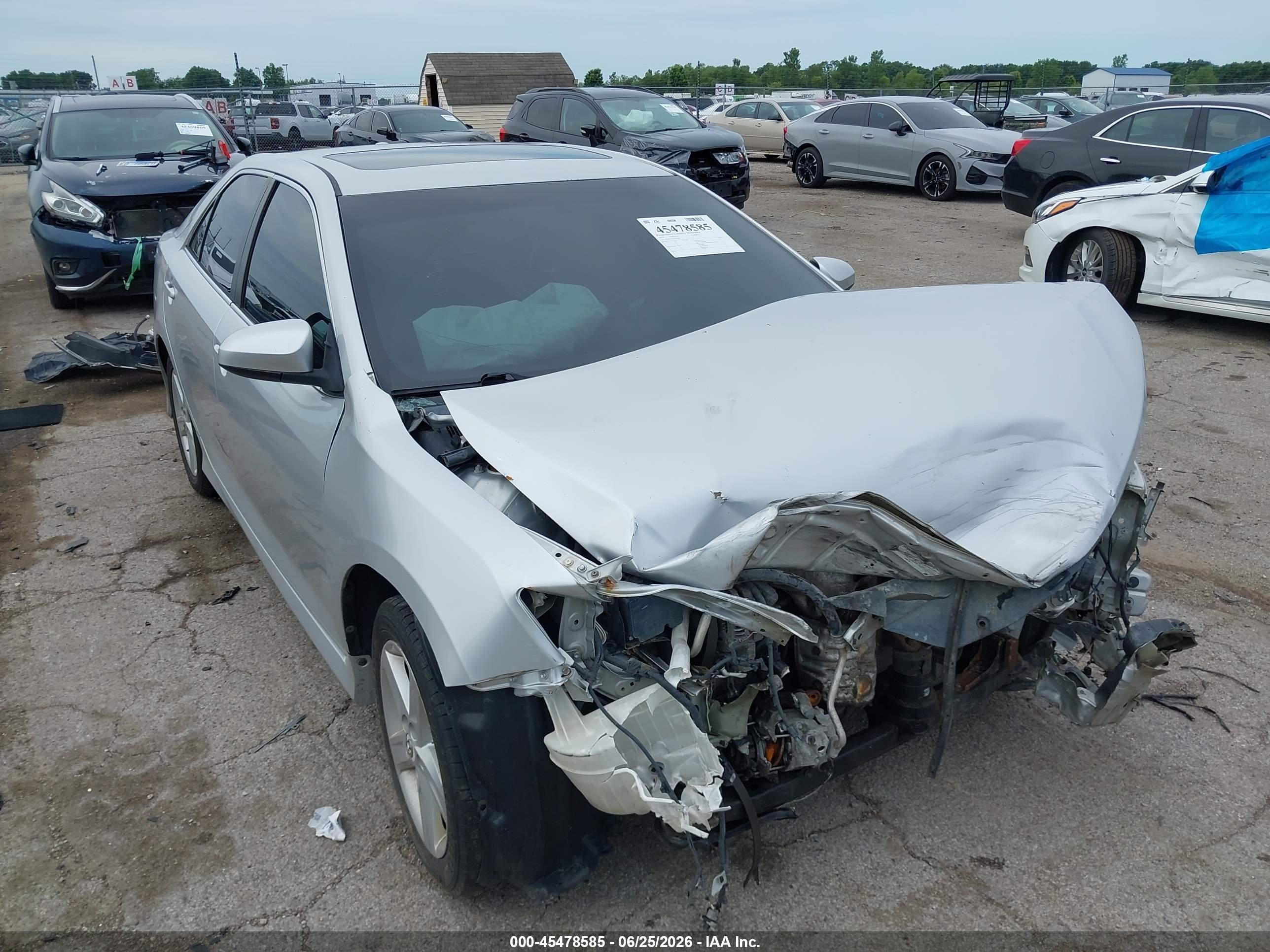2014 Toyota Camry SE, VIN 4T1BF1FK5EU342867 — Front end