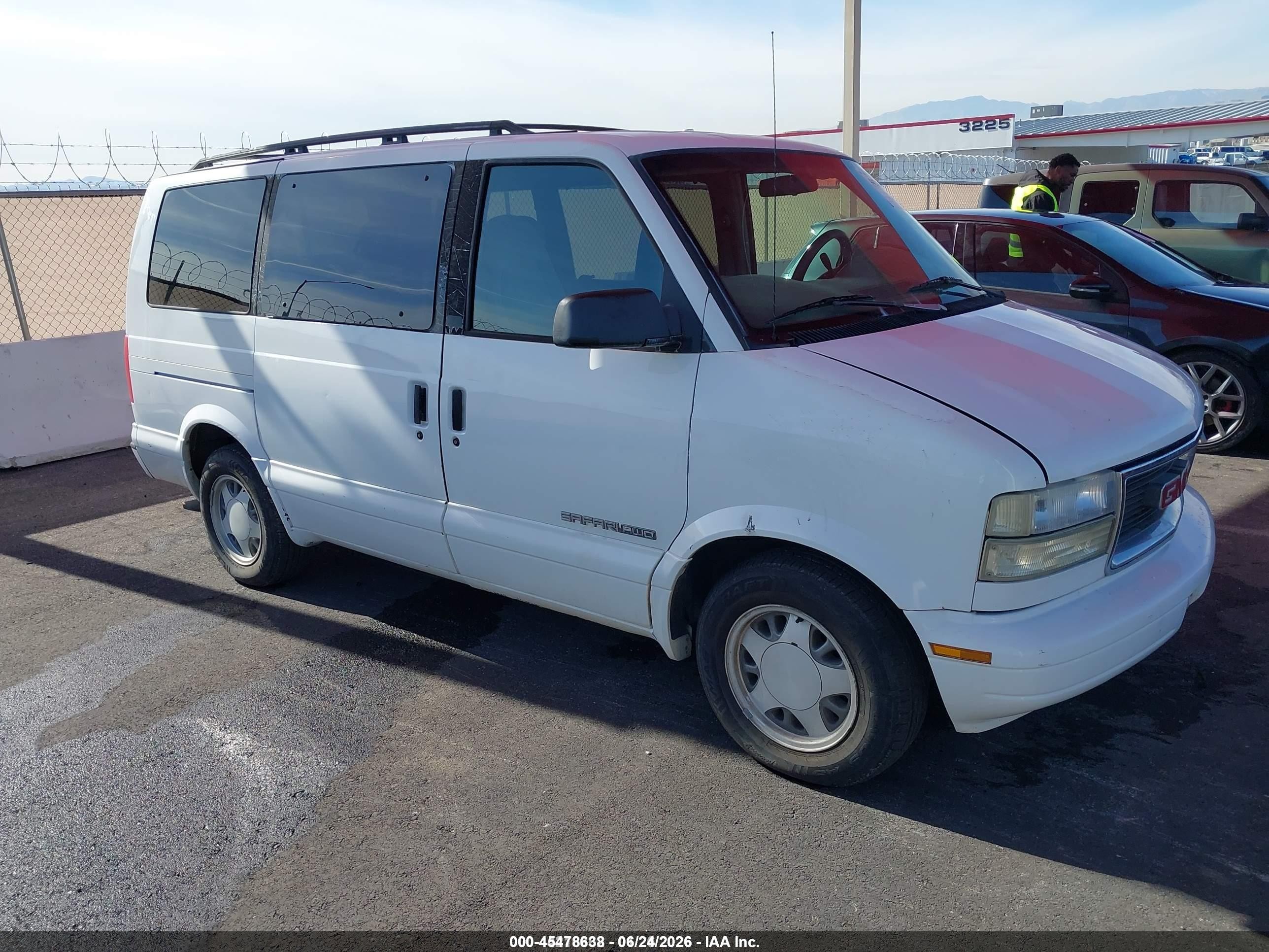 2000 GMC Safari, VIN 1GKEL19W1YB518665 — Front end