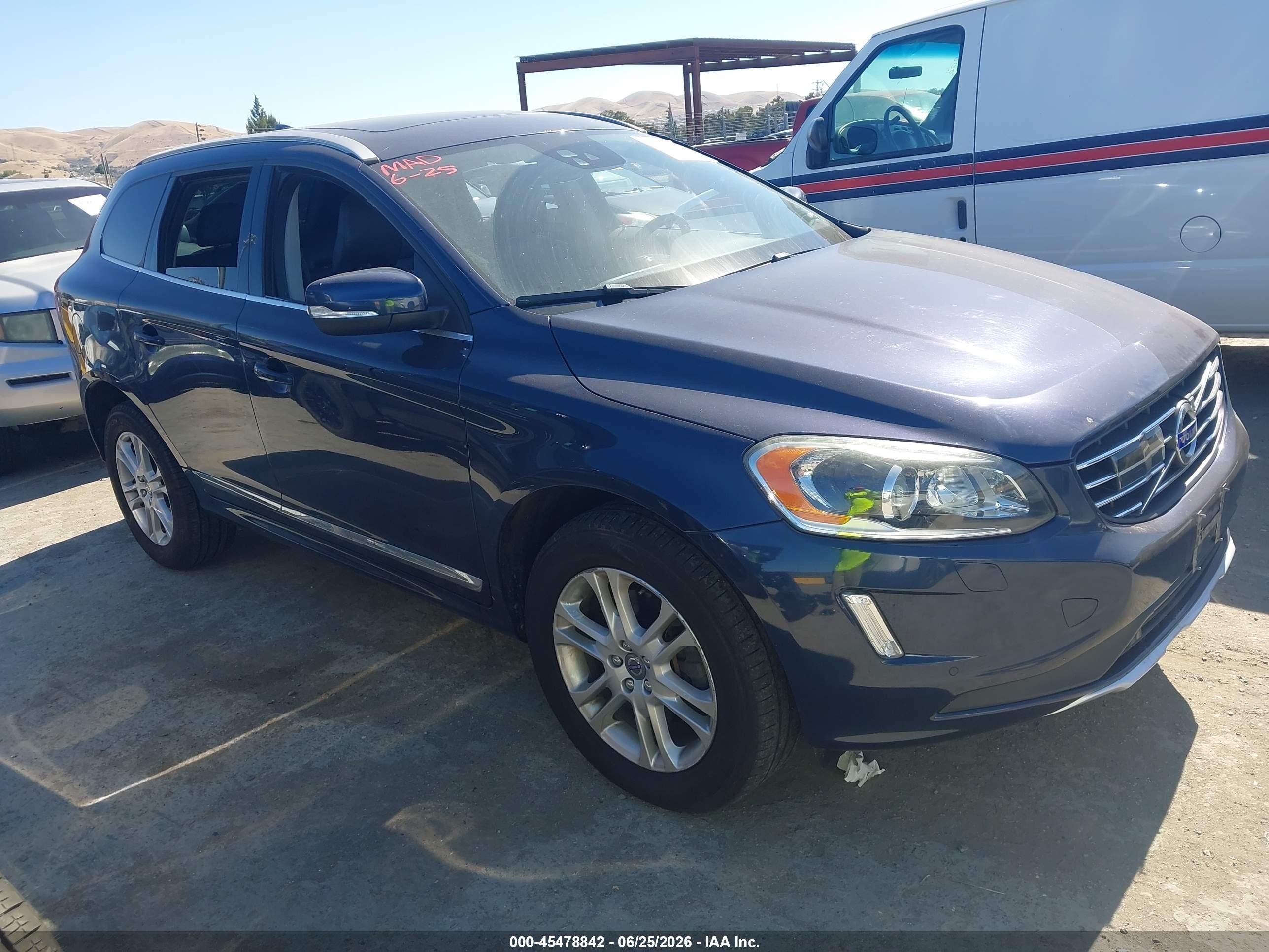 2015 Volvo XC60 T5 Platinum, VIN YV4612RM9F2707004 — Not stated