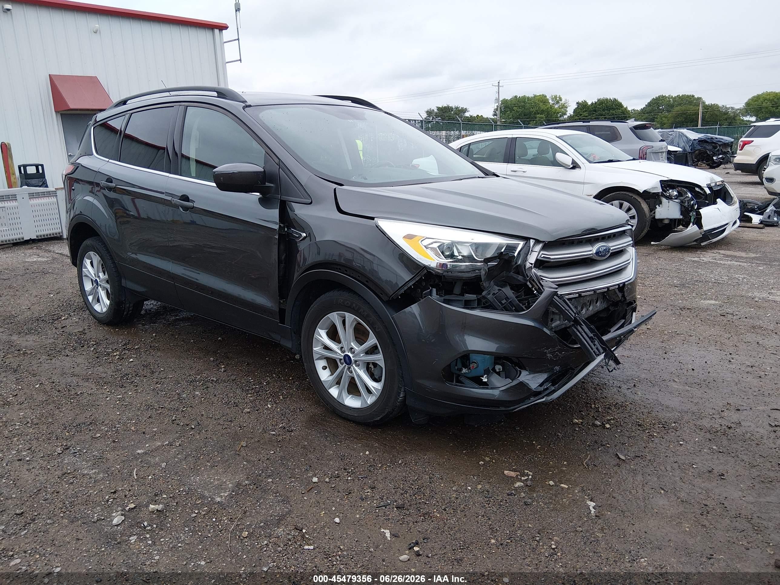 2017 Ford Escape SE, VIN 1FMCU9GD9HUE17759 — Front end