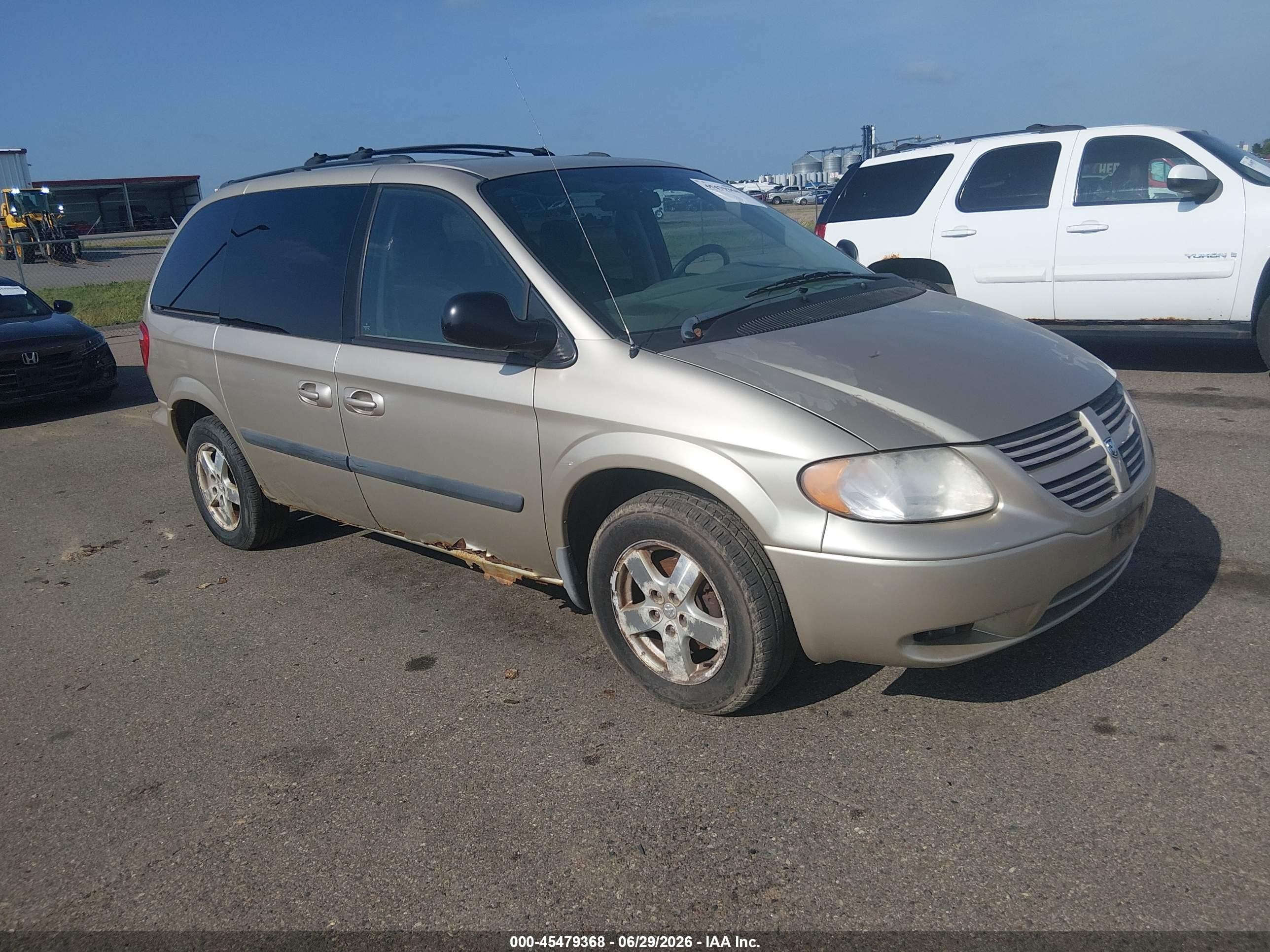 2006 Dodge Caravan SXT, VIN 1D4GP45RX6B553862 — Перед